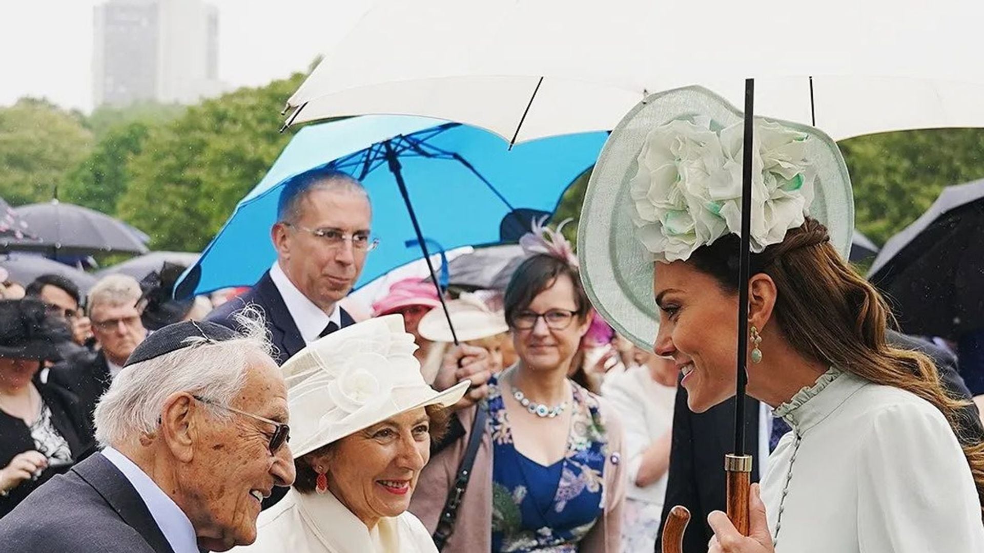 Los duques de Cambridge disfrutan de una fiesta bajo la lluvia con un entrañable reencuentro