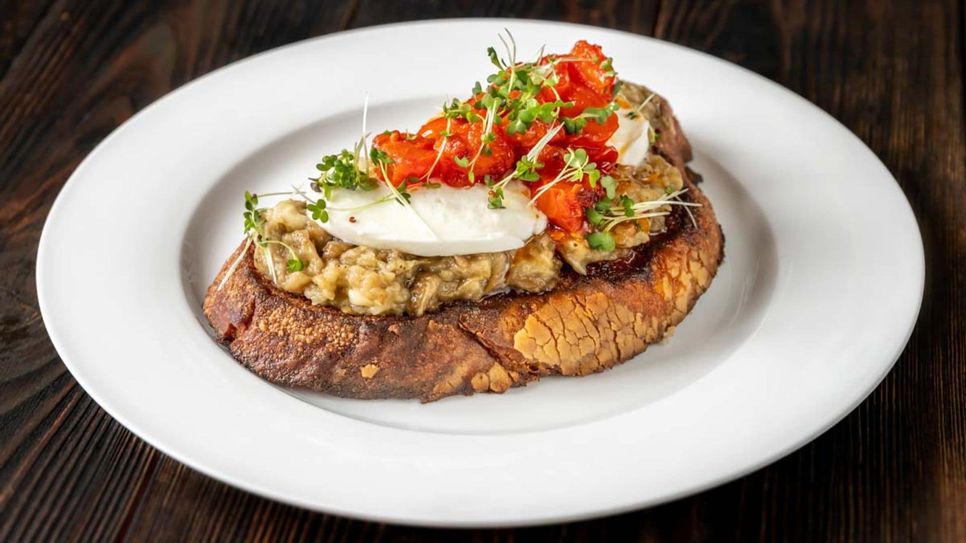 Tosta con paté de berenjena, yogur y tomate