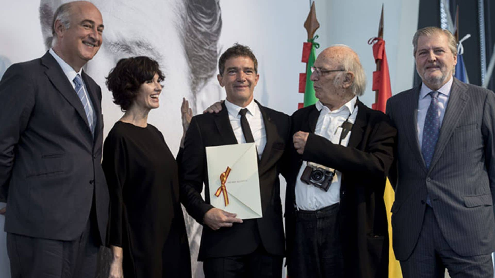 Antonio Banderas recoge el Premio Nacional de Cinematografía rodeado de grandes amigos y de su pareja