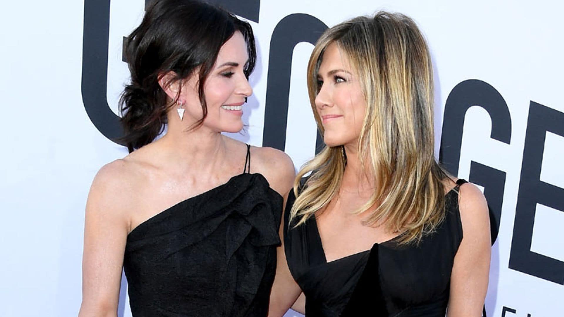 El momentazo ‘twinning’ de Jennifer Aniston y Courtney Cox, 20 años después