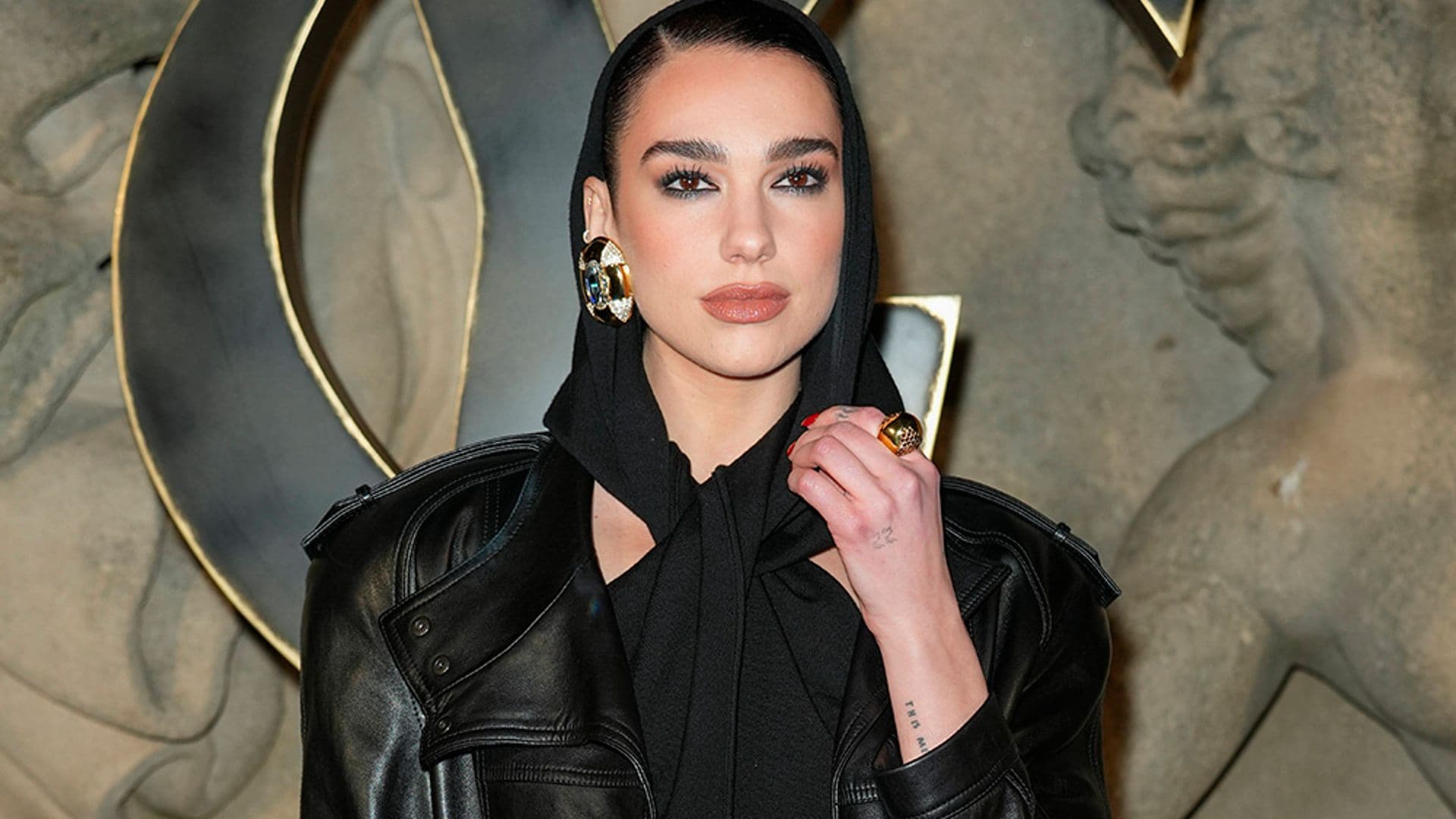 Dua Lipa recupera las botas planas más prácticas para llevar con vestidos y minifaldas