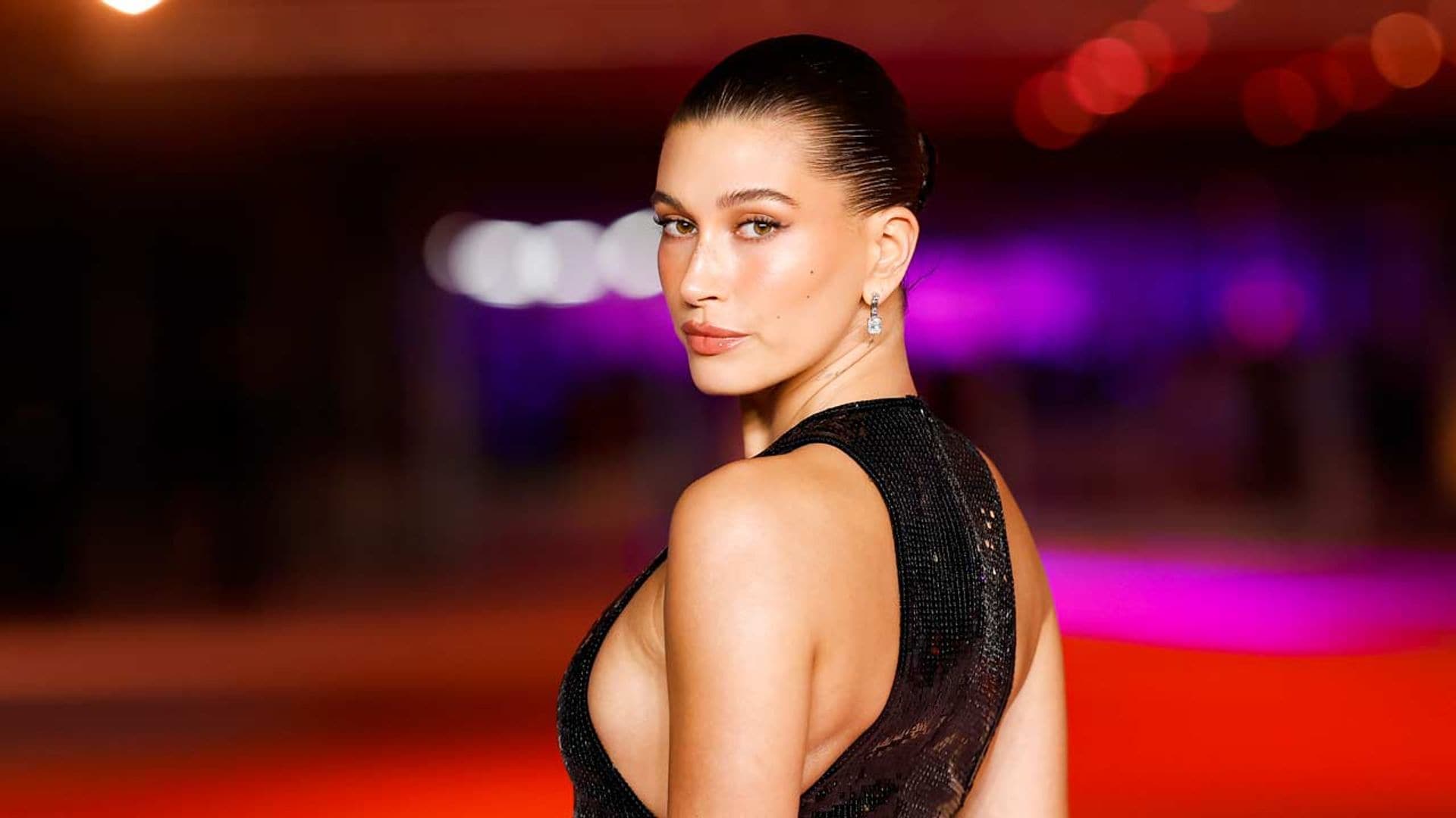 Hailey Bieber se apunta al look 'librariancore': ¿conseguirá que esta estética sea viral?