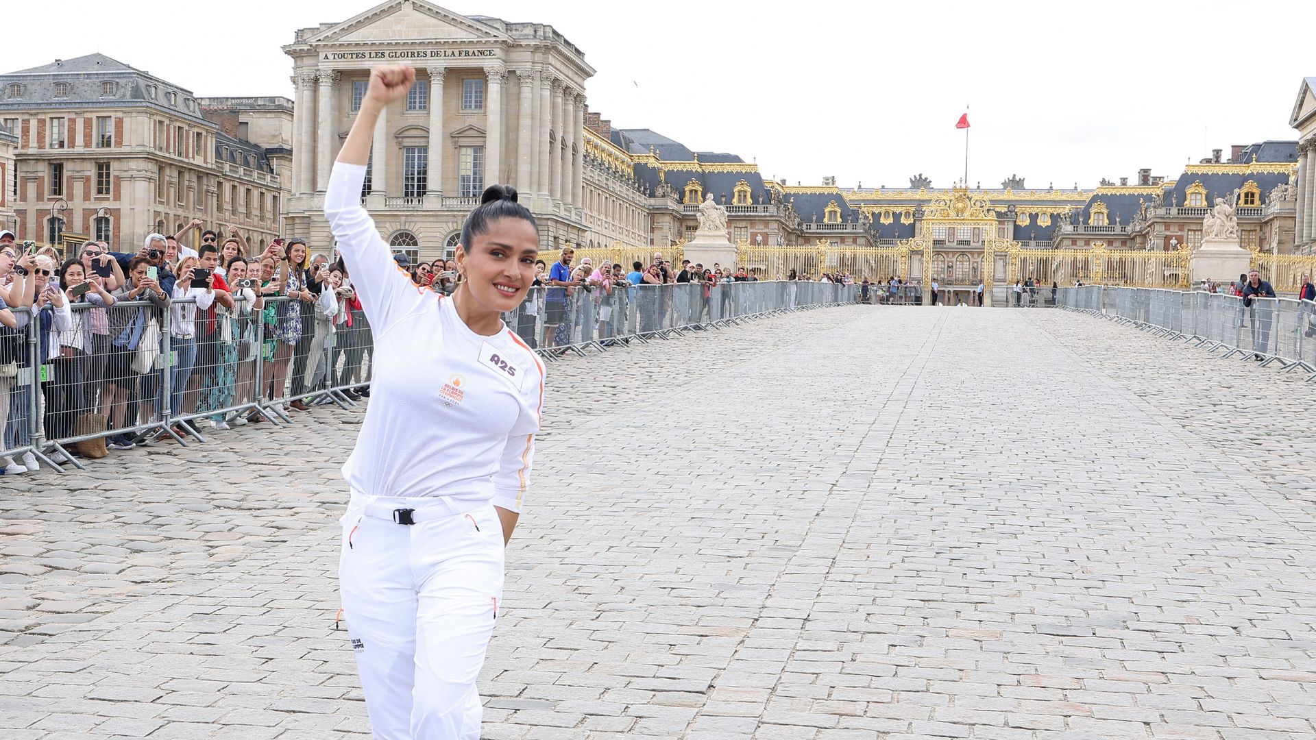 Las imágenes de Salma Hayek portando con orgullo la antorcha olímpica en París