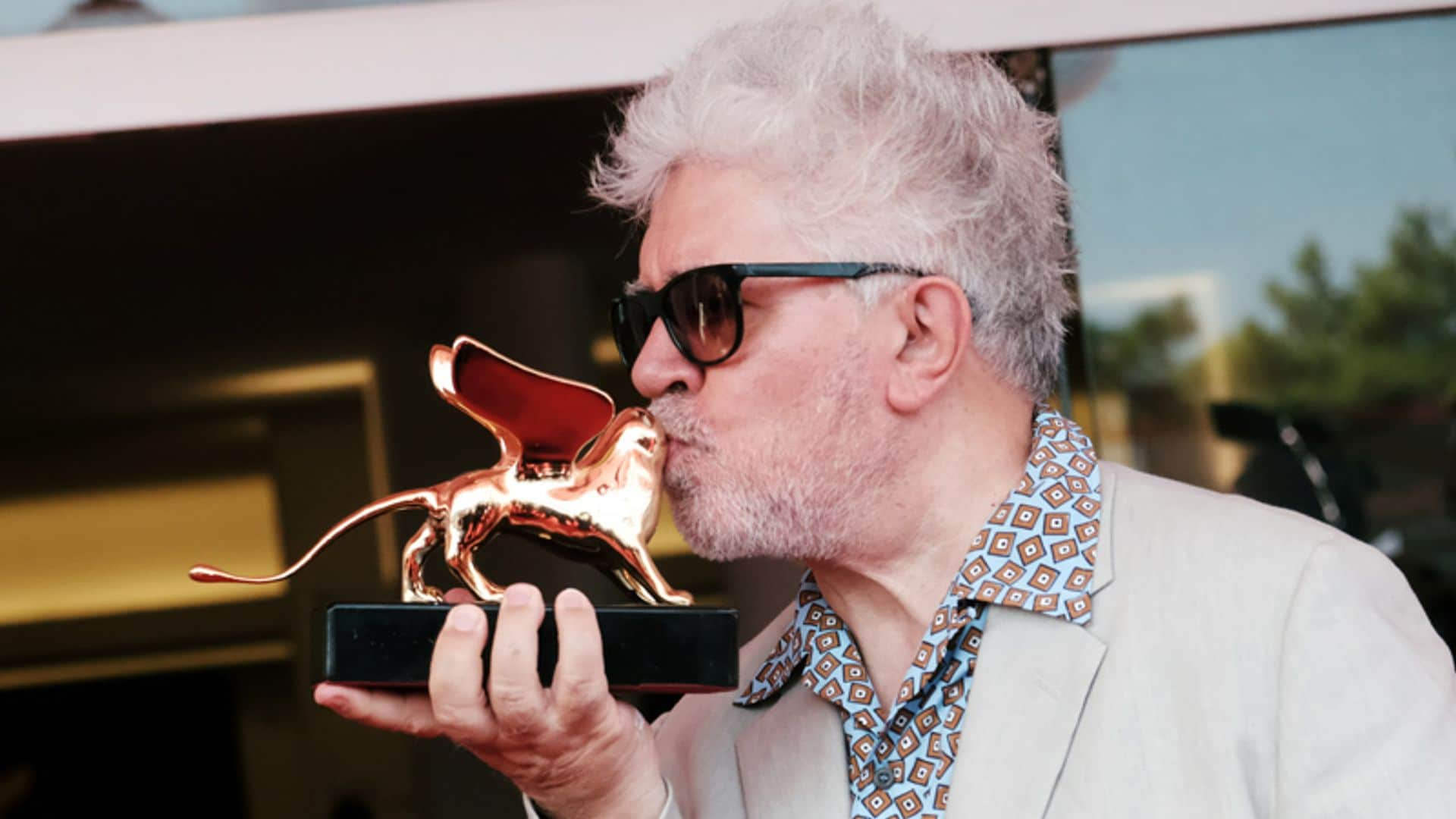 Pedro Almodóvar ya tiene en sus manos el León de Oro de Honor