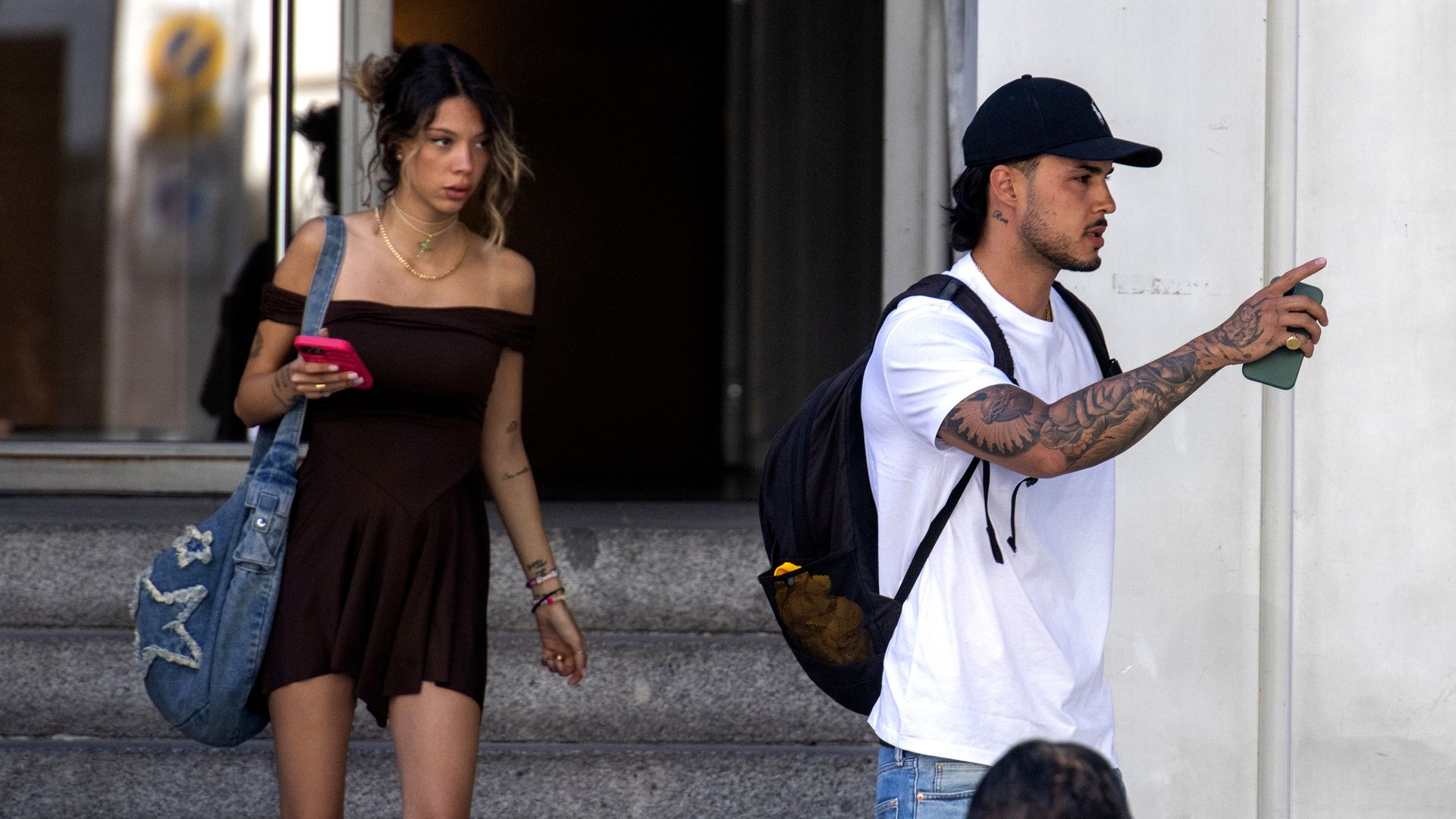 The discussion in the middle of the street between Alejandra Rubio and Carlo Costanzia in the final stretch for the birth of their baby