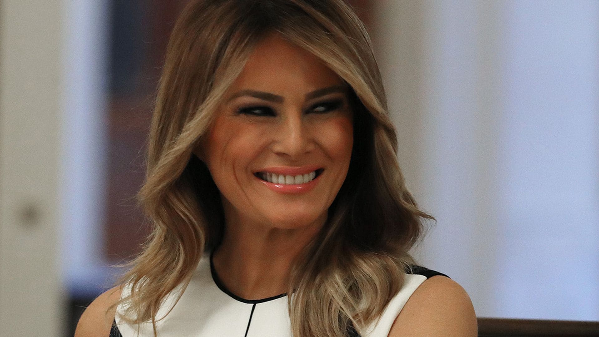 Melania Trump recicla un icónico diseño con truco: el vestido 'Tangram'