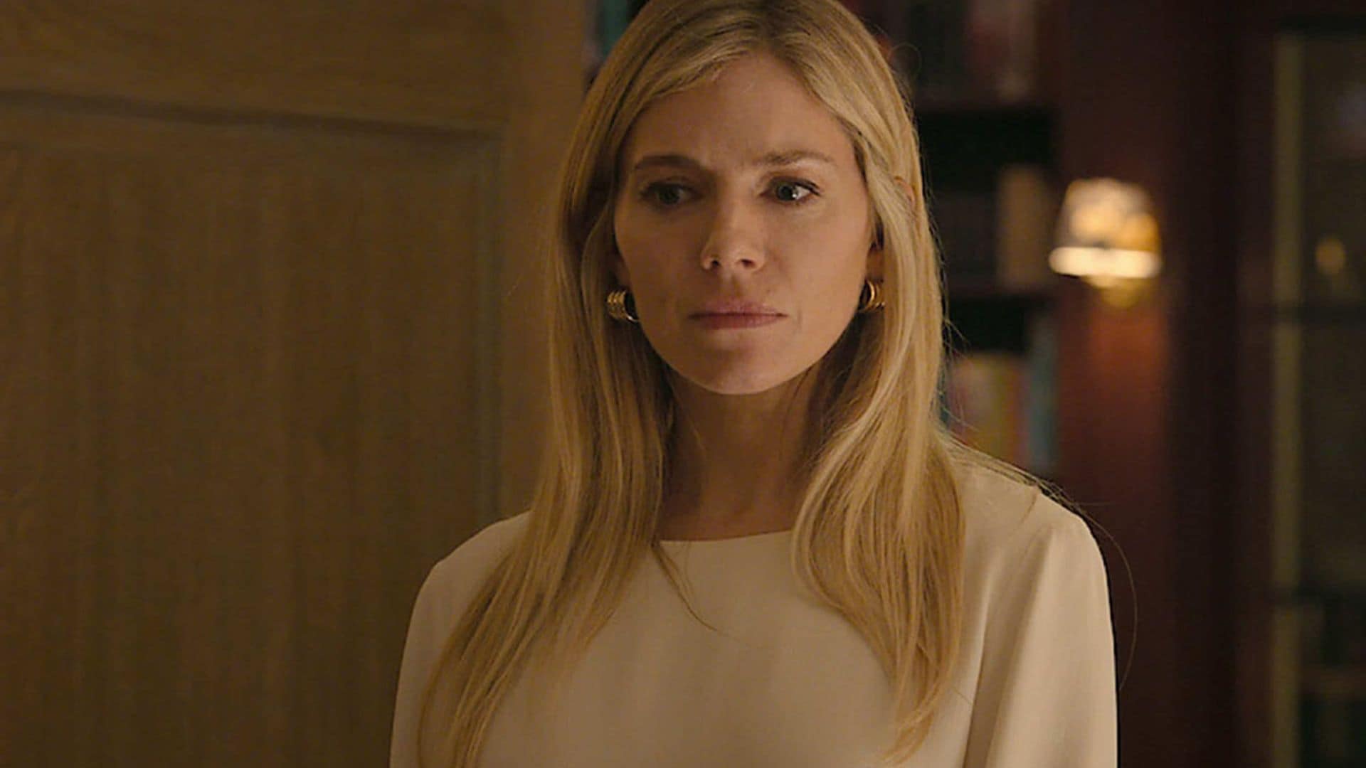 Clásicos poderosos y colores neutros: el impecable estilo de Sienna Miller en 'Anatomía de un escándalo'