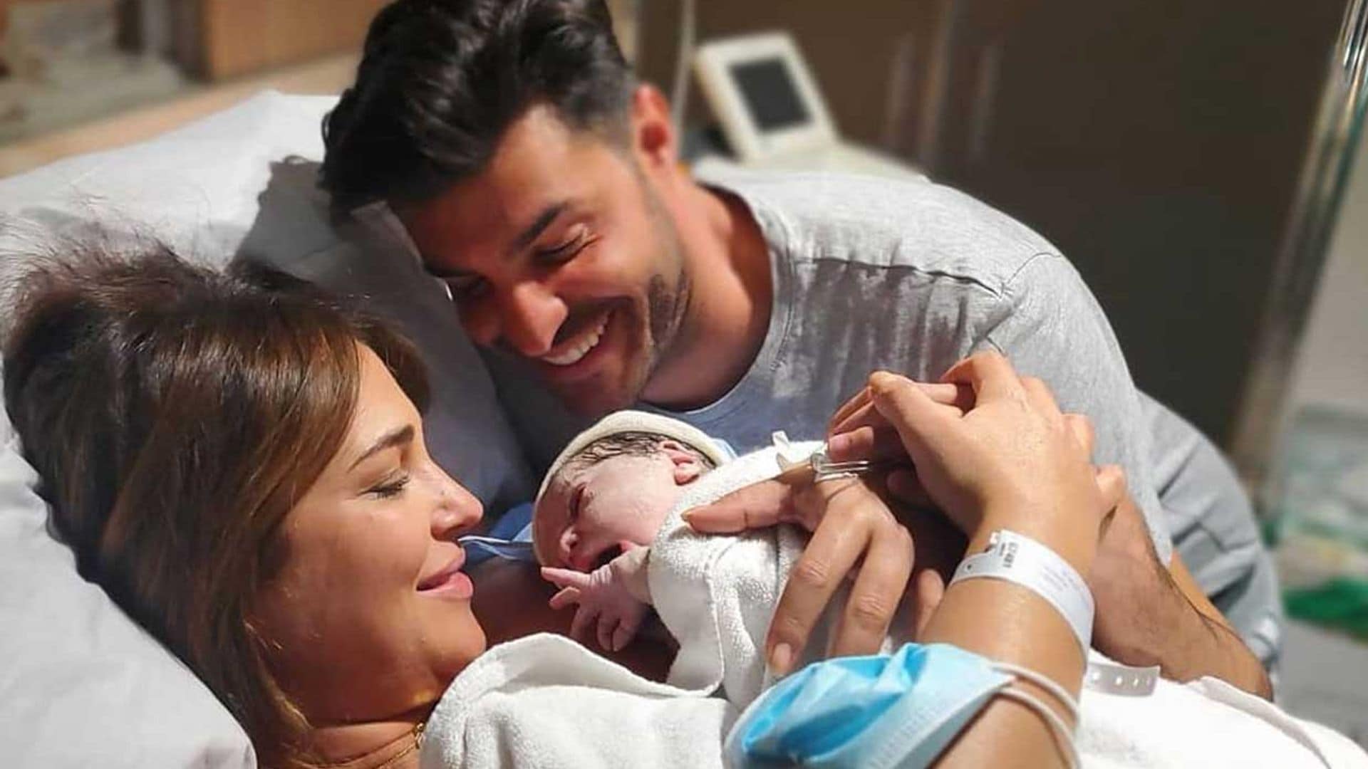 Paula Echevarría y Miguel Torres presentan a su primer hijo con esta preciosa foto