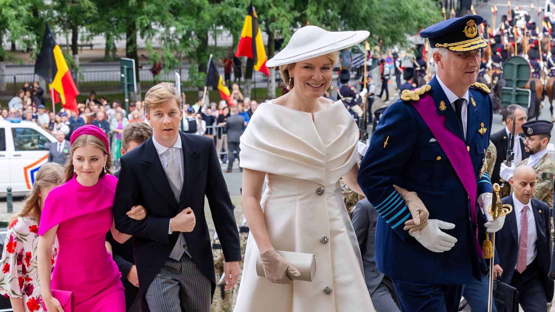 Las mejores imágenes de la Familia real belga en su Día Nacional: baño de masas, desfile militar y fuegos artificiales