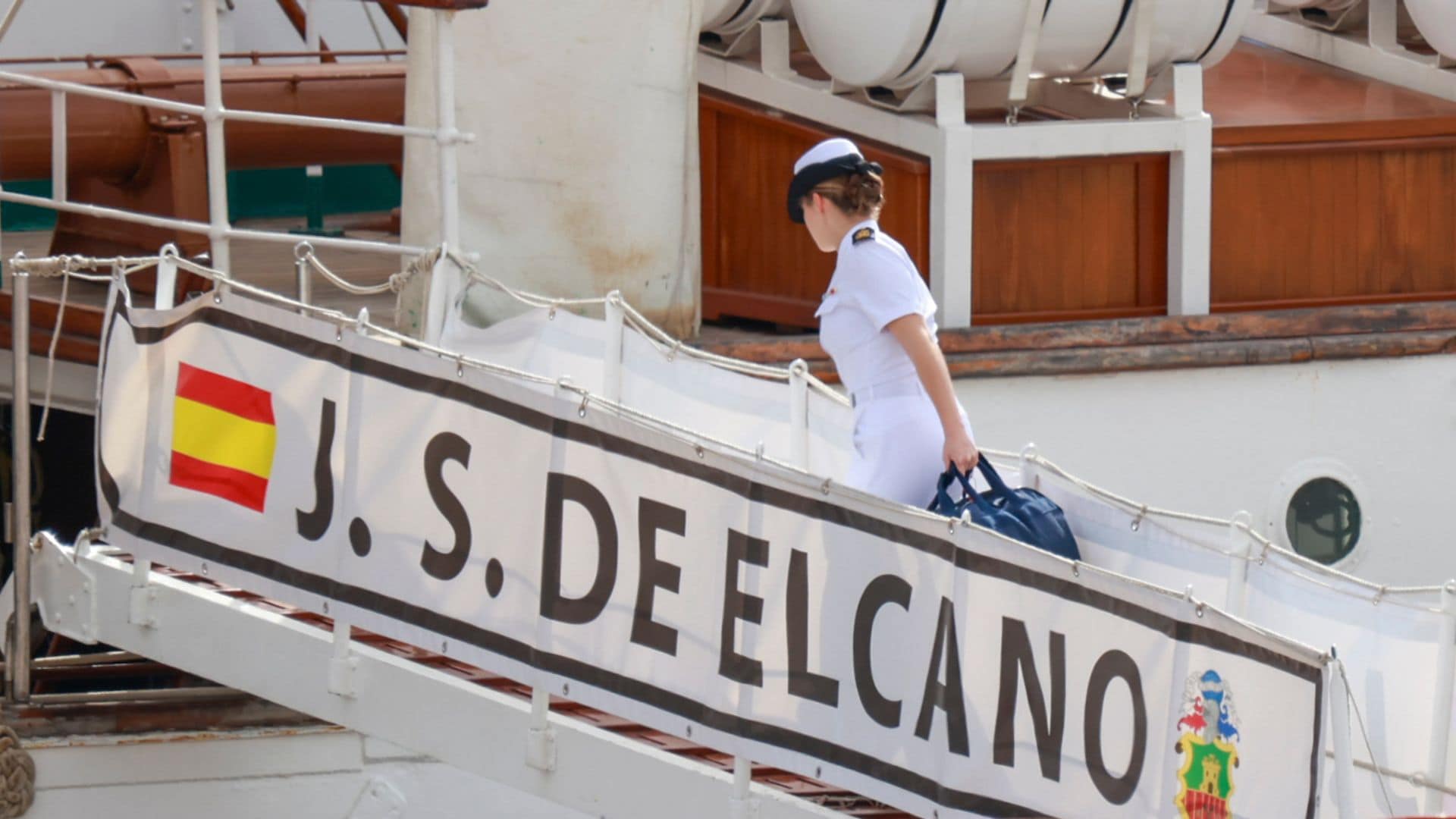 La princesa Leonor embarca en 'Elcano' rumbo a Las Palmas de Gran Canaria