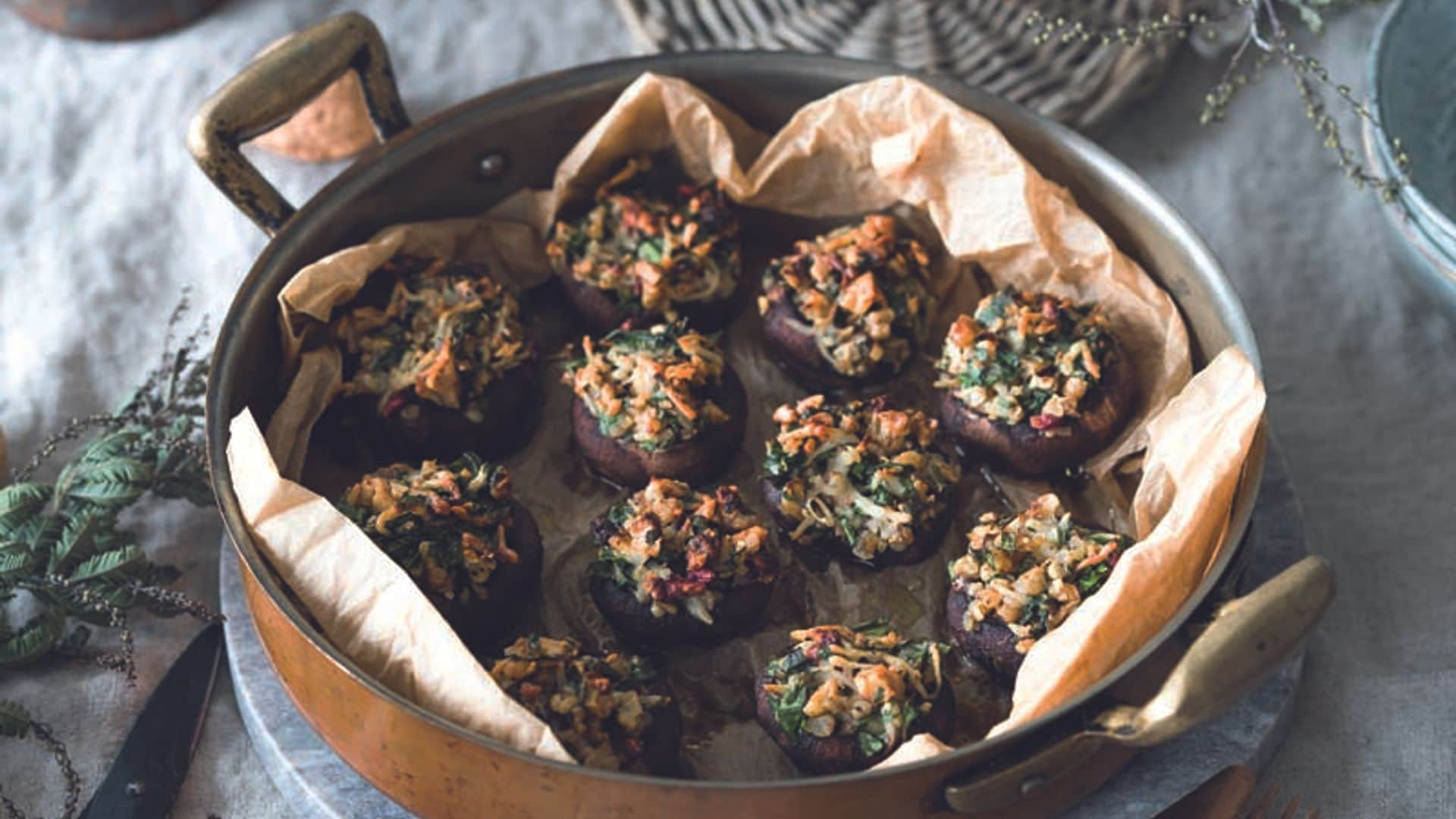 Champiñones rellenos de nueces, granada y perejil