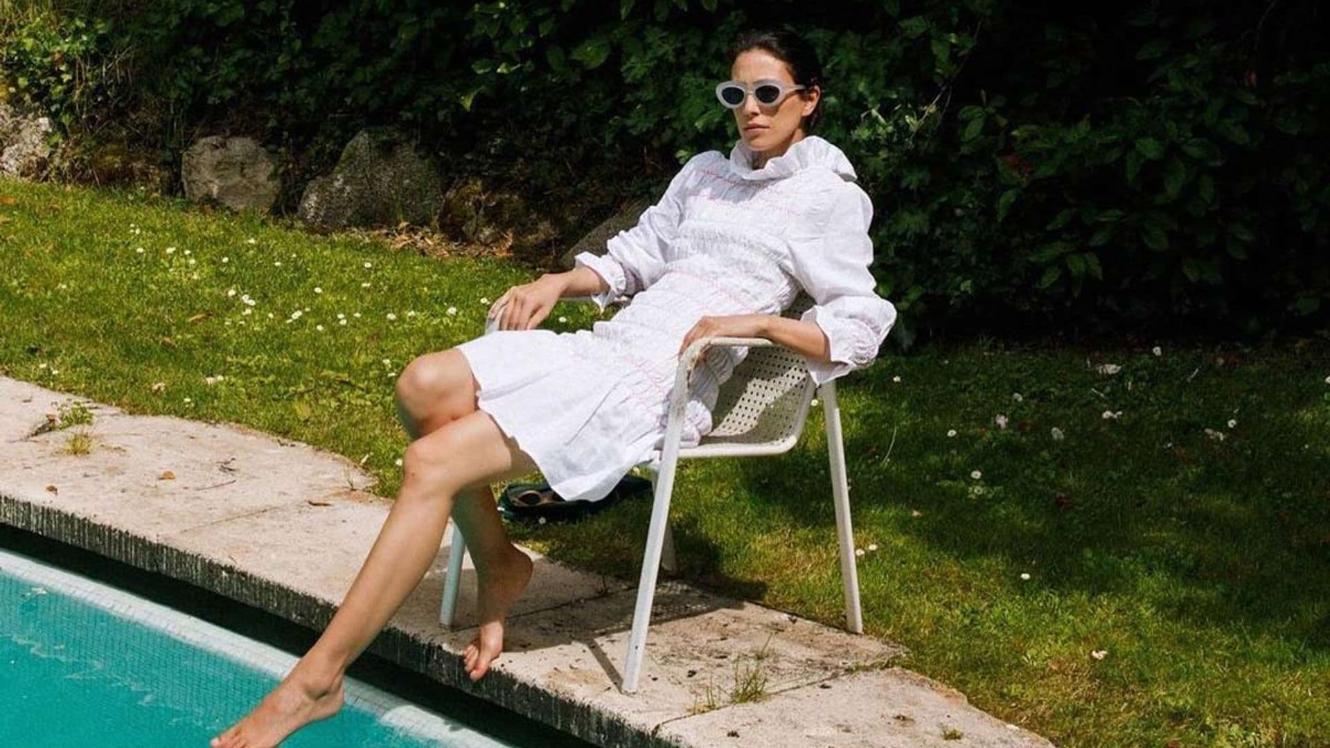 Alessandra de Osma confirma con este lookazo de piscina que un vestido blanco es la mejor inversión