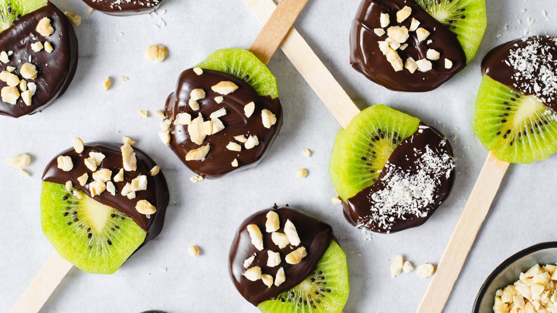 'Piruletas' de kiwi y chocolate
