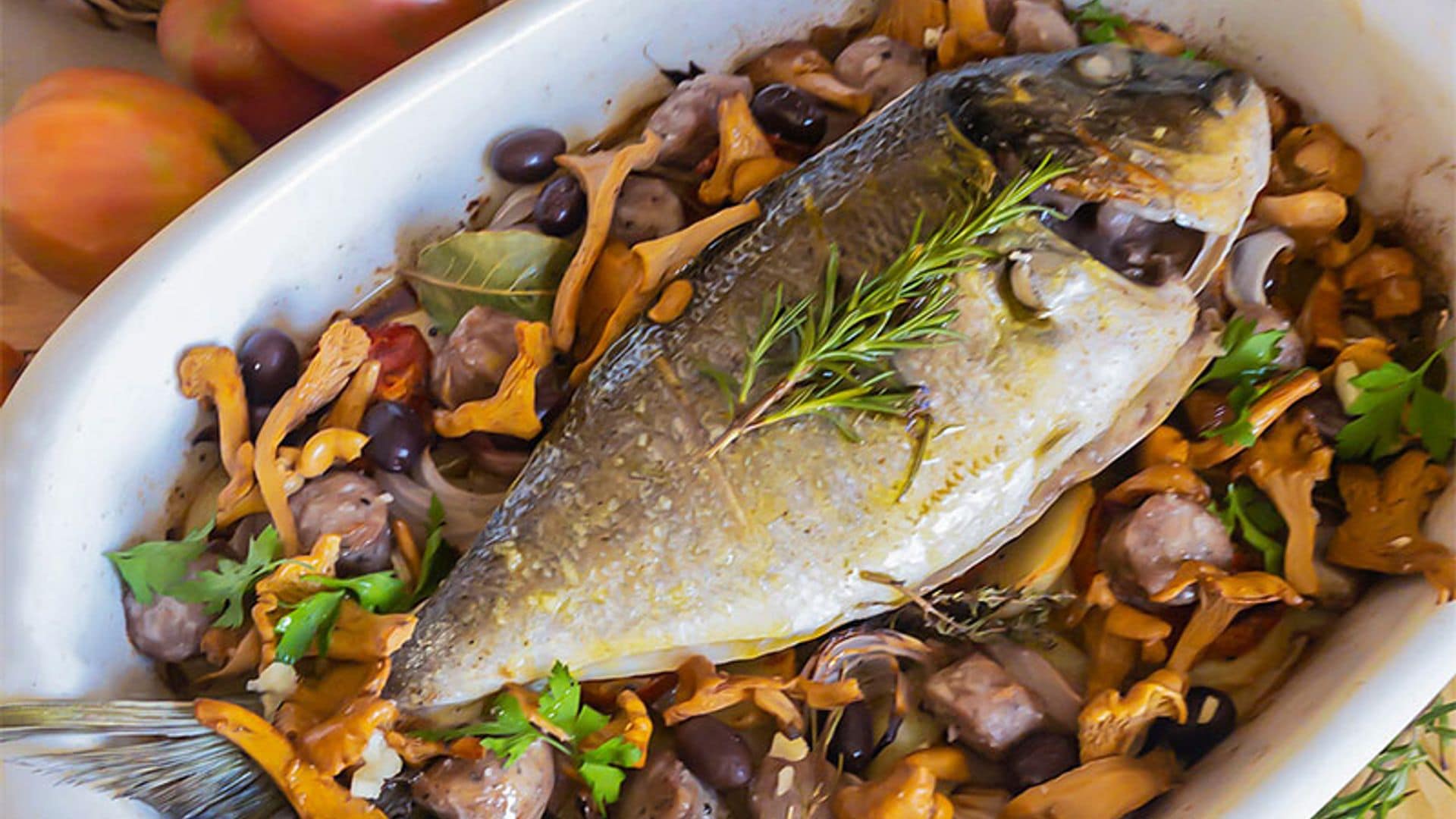 Dorada al horno con butifarra, setas y aceitunas