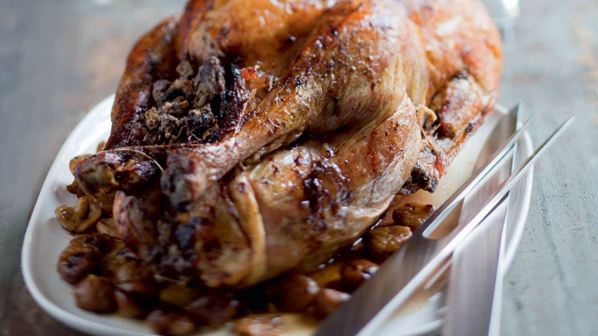 Pavo asado relleno con carne y castañas