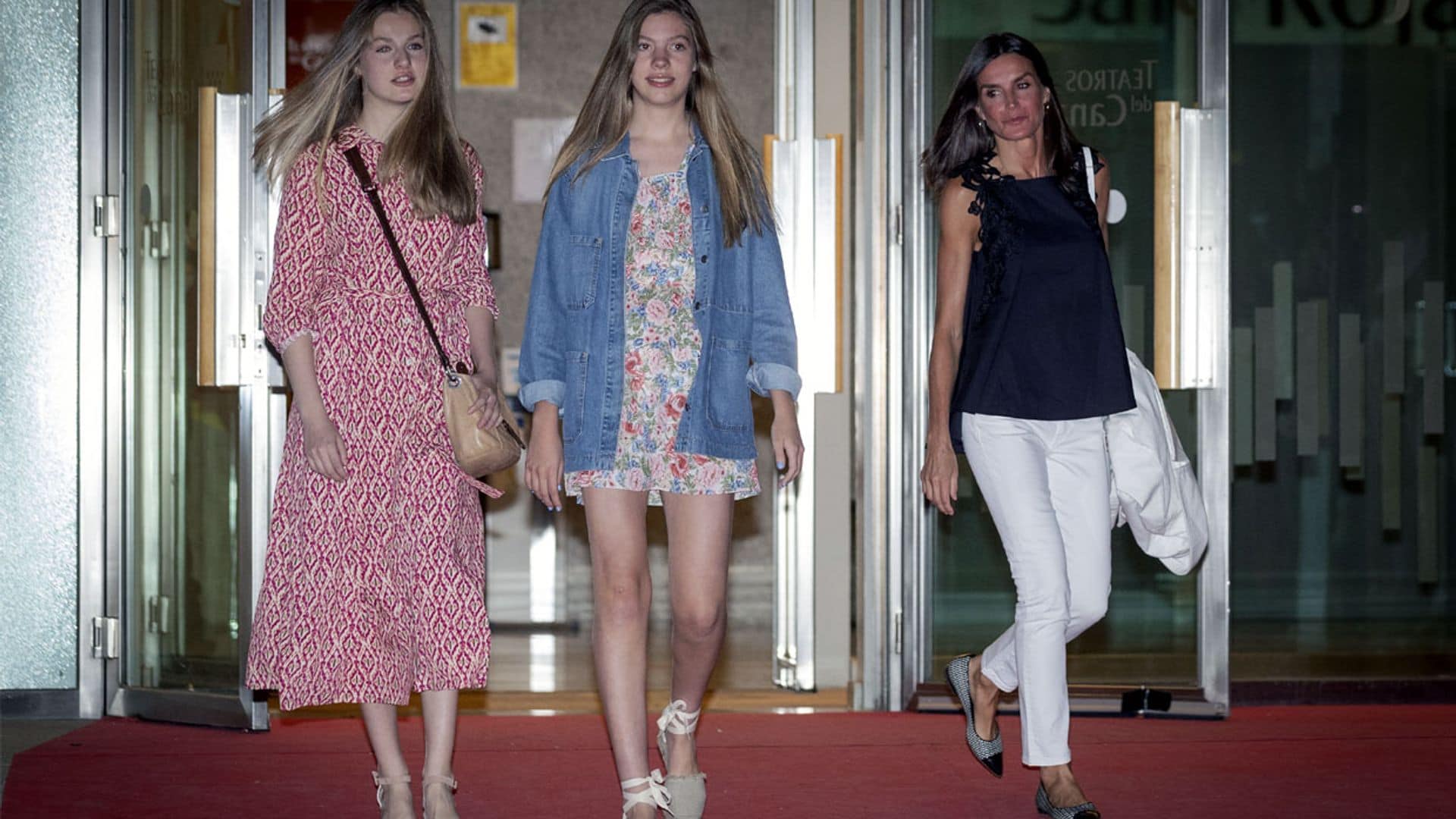 La reina Letizia y sus hijas estrenan la moda de verano con los básicos que nunca fallan