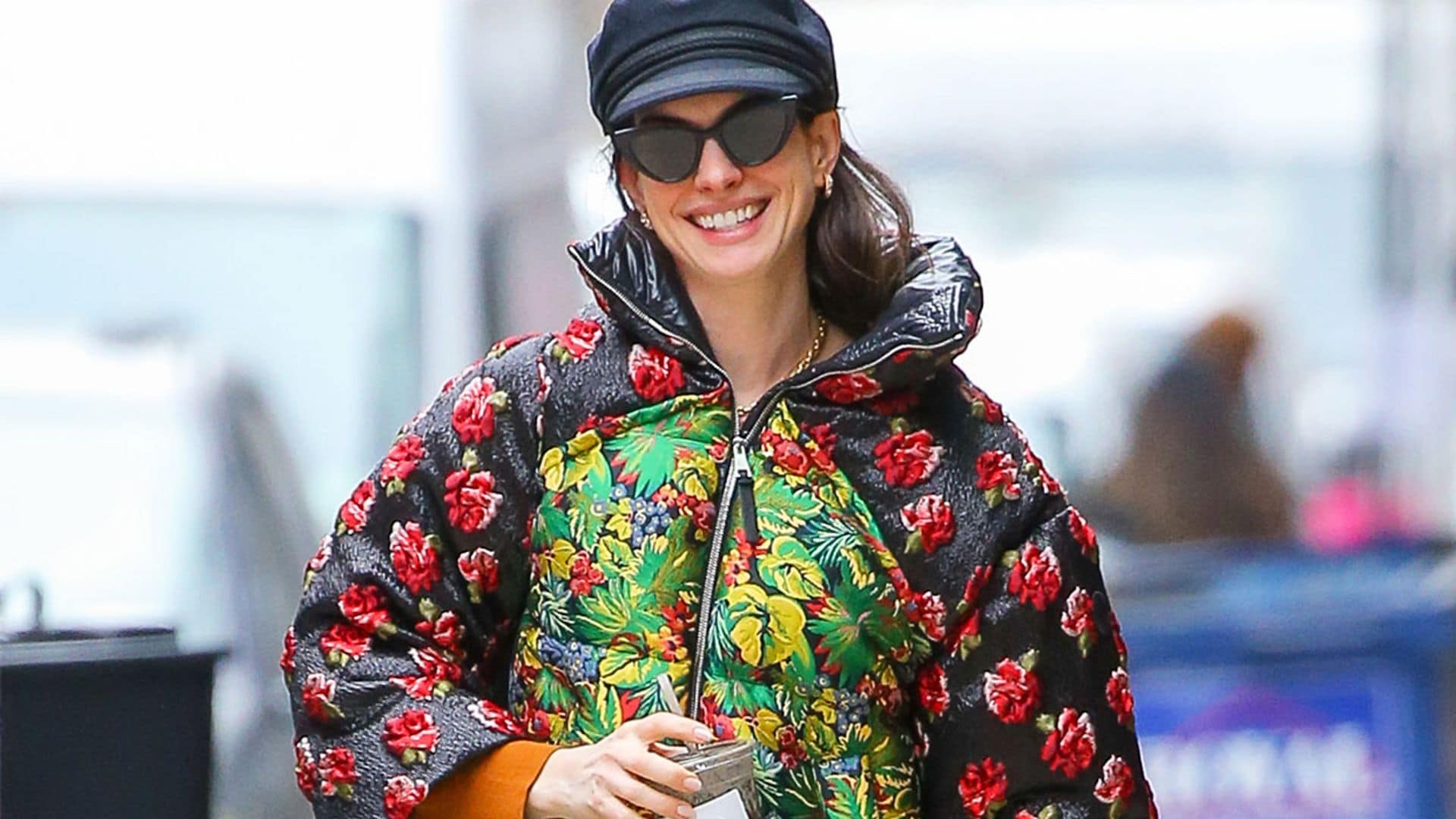 ¿Un abrigo de 3.500 euros para dar un poco de color a un 'look total black'? ¡Anne Hathaway dice que sí!