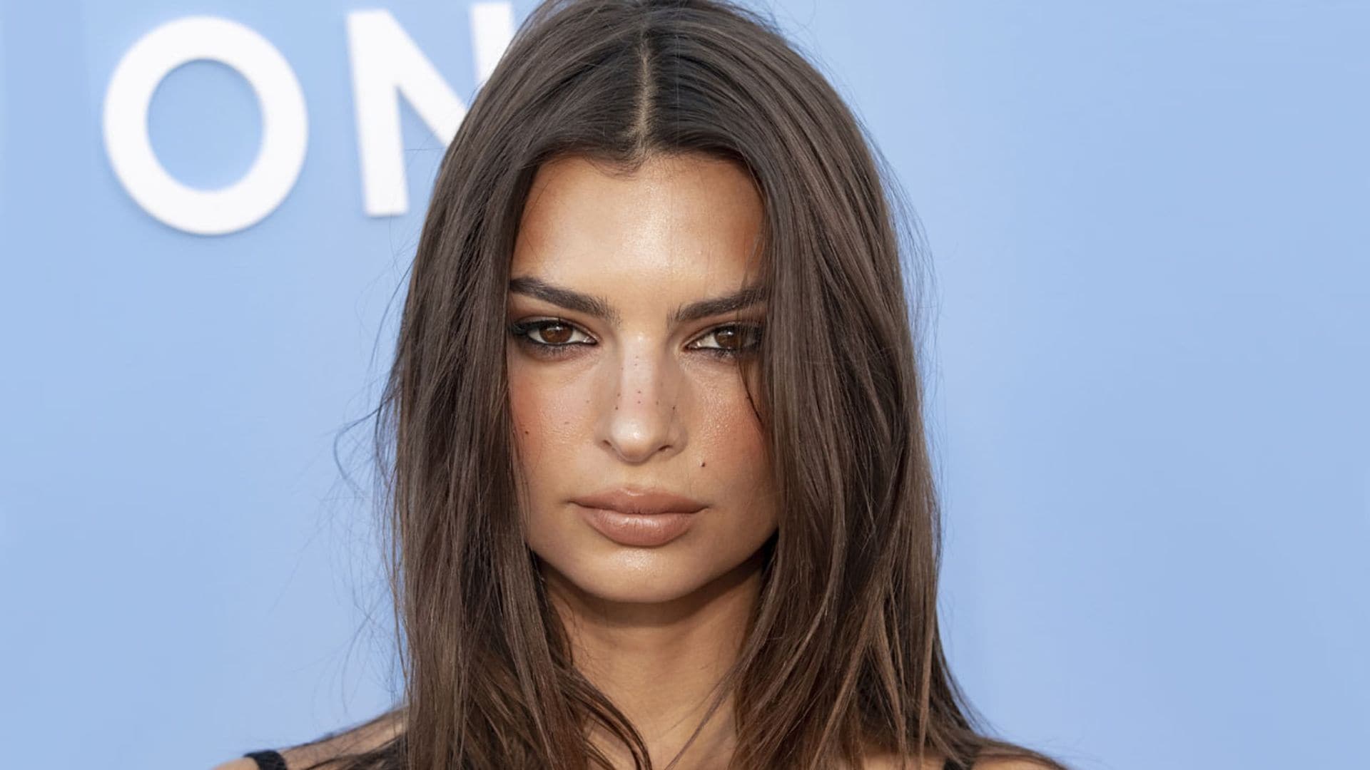 Su crema con retinol preferida y otros cosméticos que ayudan a Emily Ratajkowski a presumir de piel