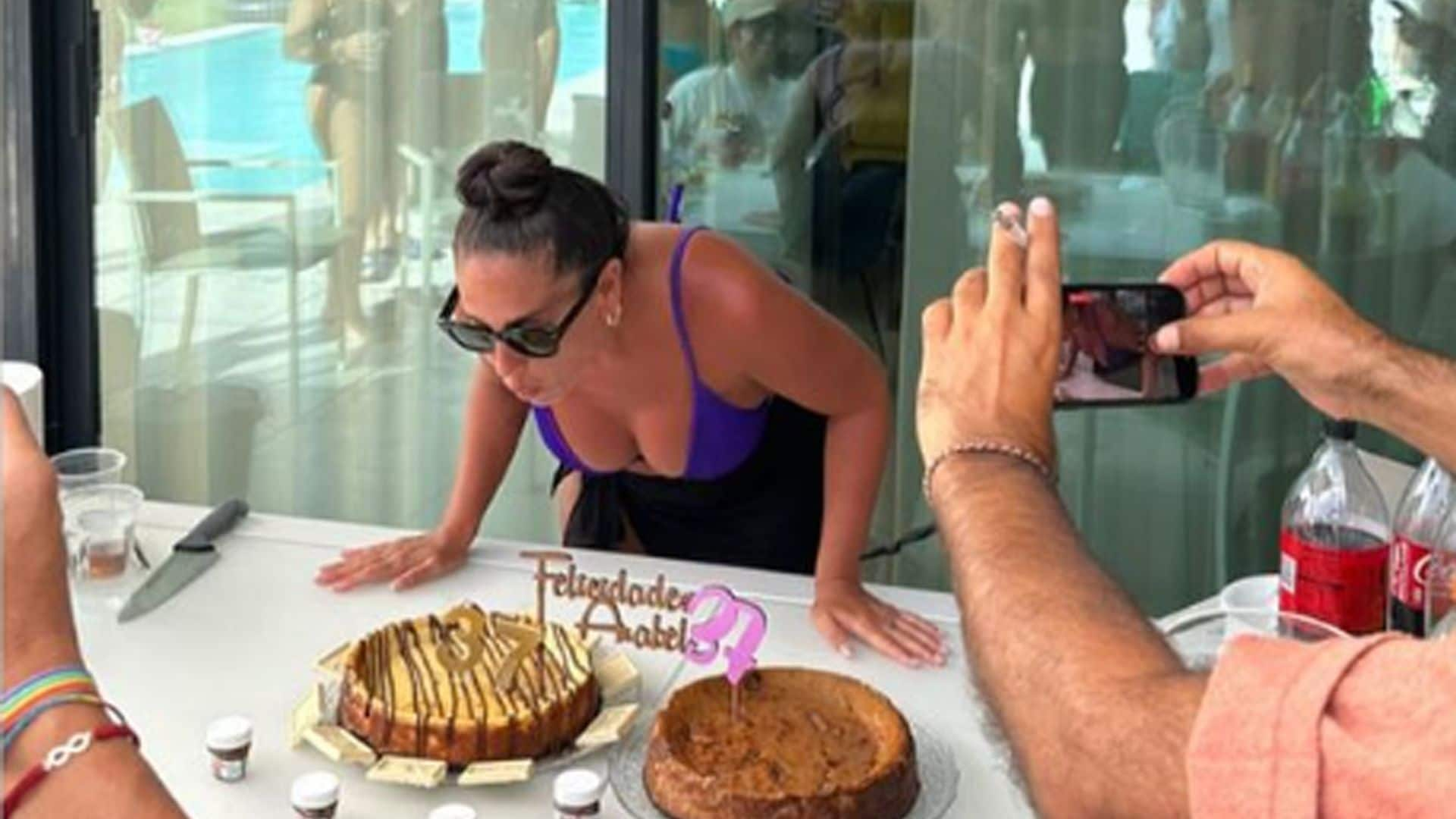 La romántica felicitación que ha recibido Anabel Pantoja de su novio mientras sopla las velas de su 37 cumpleaños