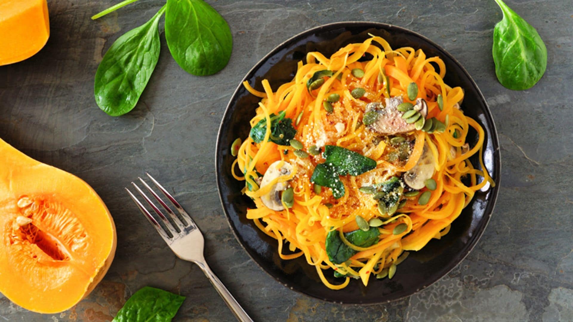 Espaguetis de calabaza con espinacas, champiñones y pipas