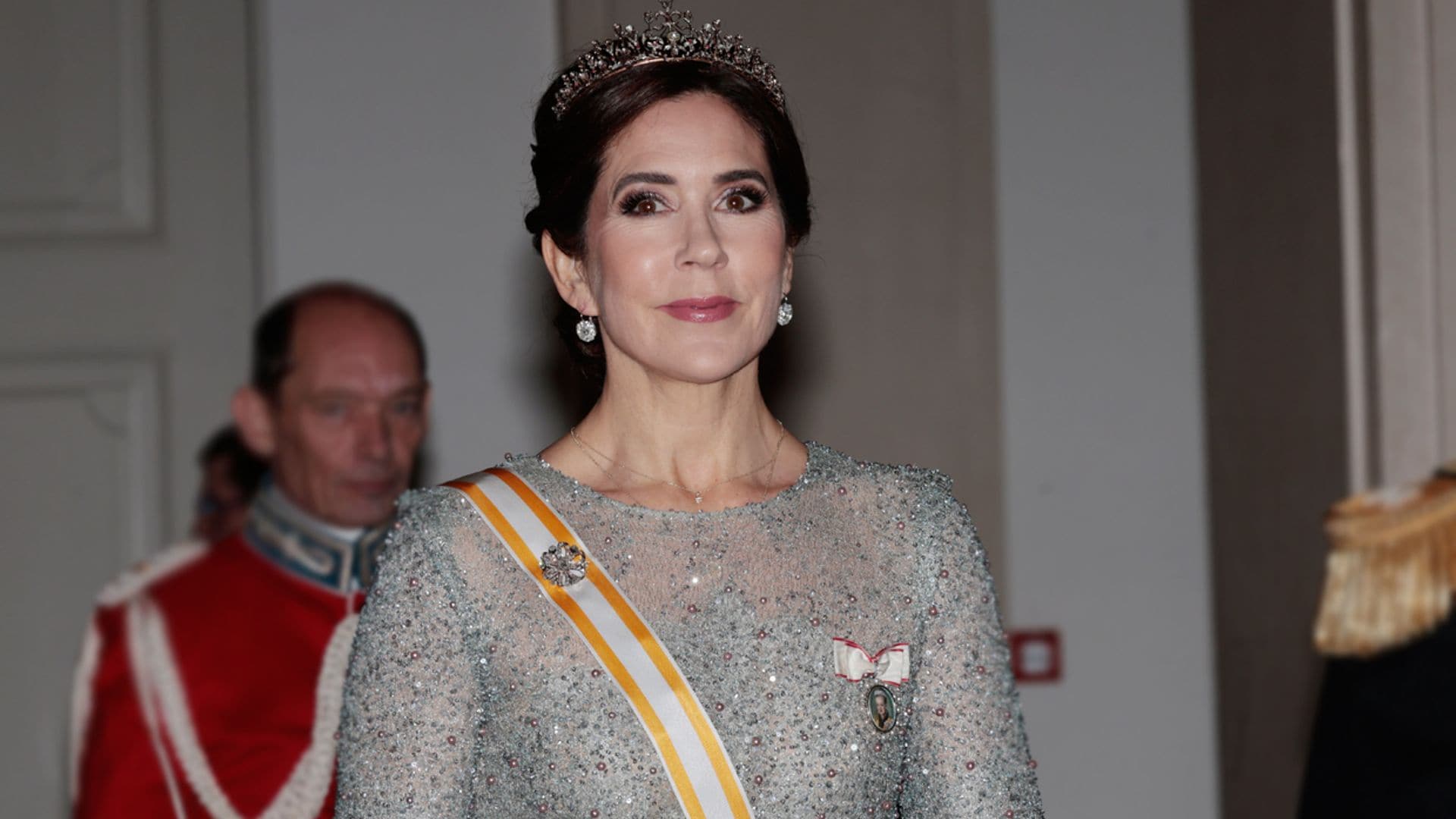 Mary de Dinamarca elige un fabuloso vestido brillante con transparencias y guiño a España