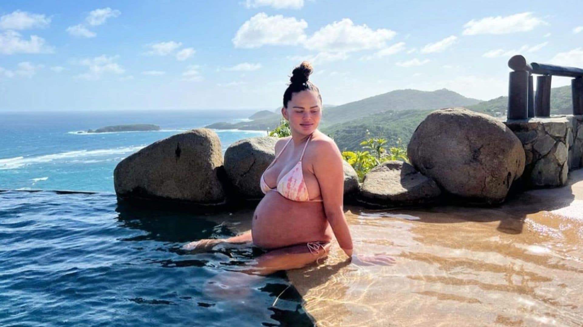 Chrissy Teigen comparte la primera foto de su 'bebé arcoiris' junto a sus hermanos