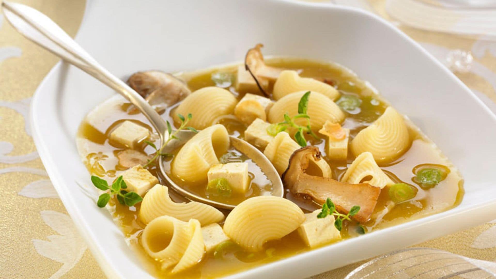 Sopa de pasta con boletus y tofu