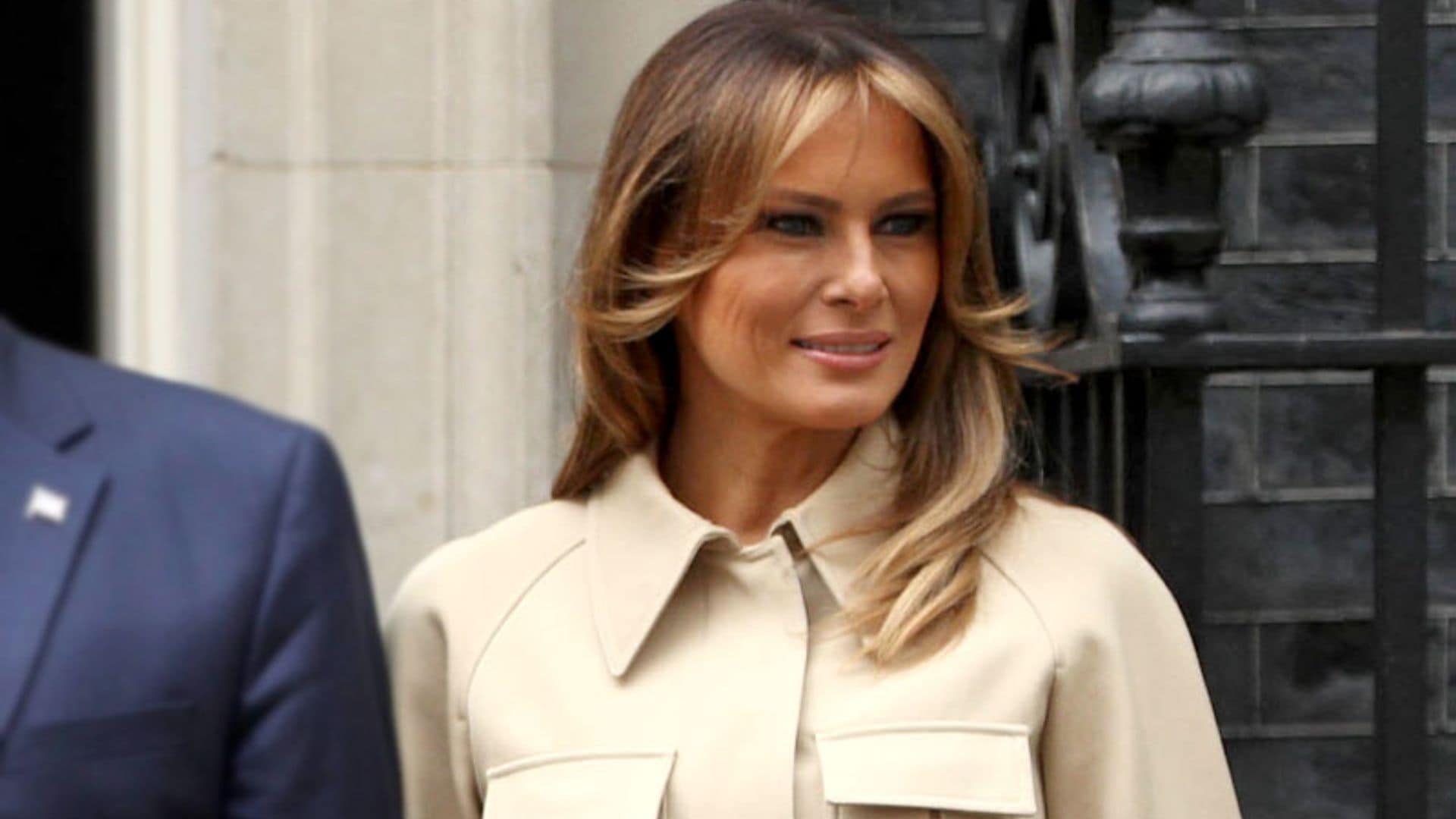 Melania confía en su potente fórmula de estilo con nueva falda de cuero en Londres