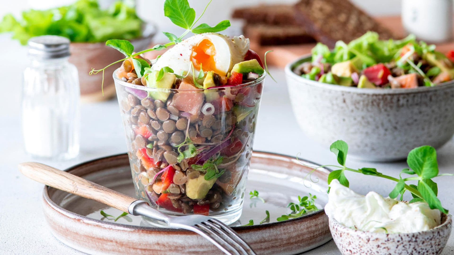 Vasitos de ensalada de lentejas, salmón y huevo