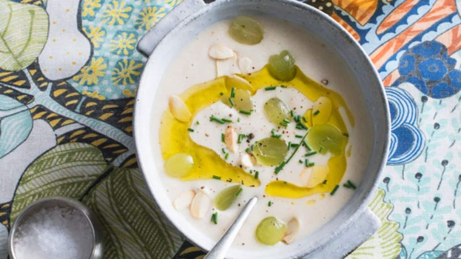 Ajoblanco con uvas y cebollino