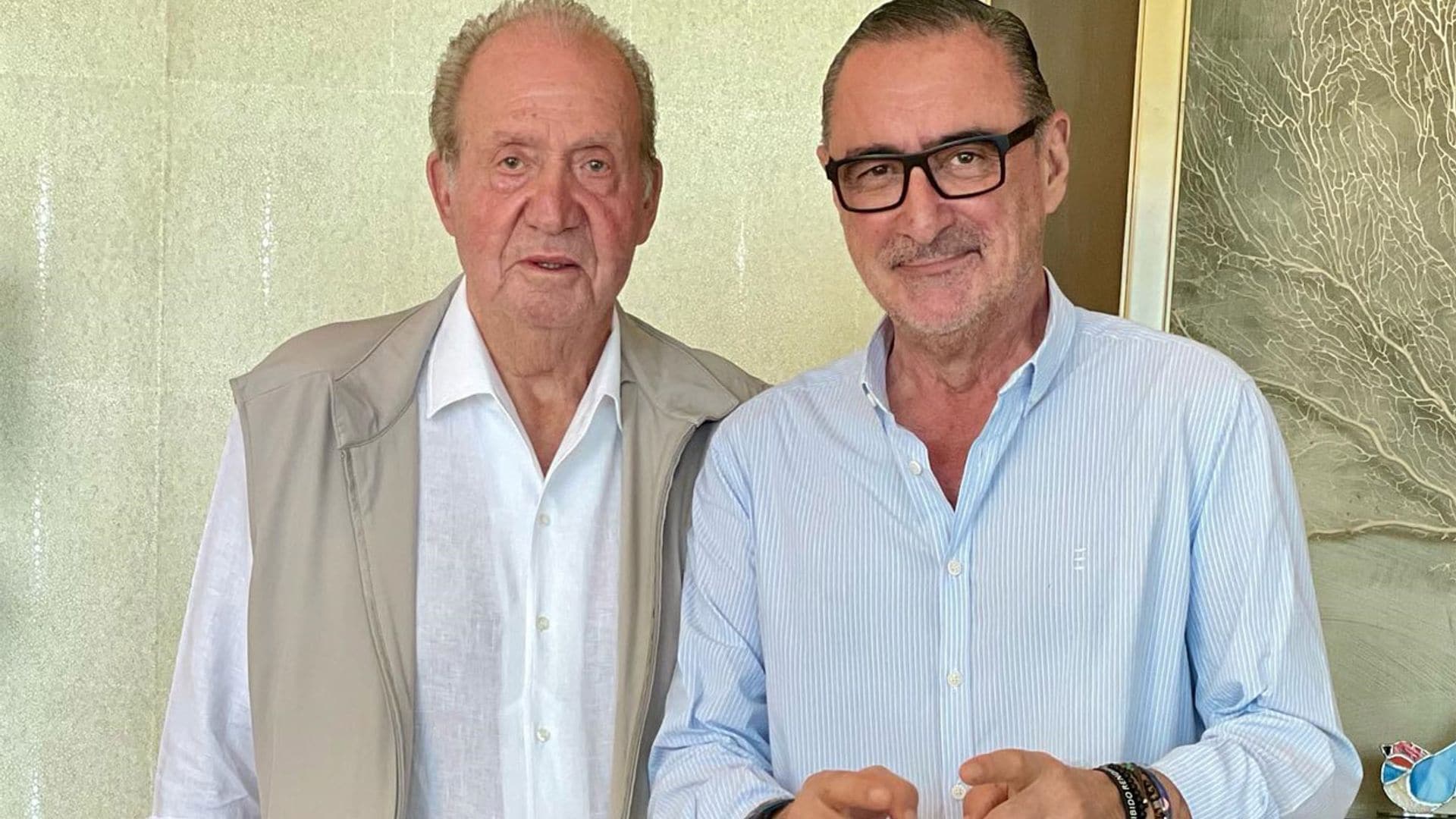 El rey Juan Carlos reaparece en Abu Dabi junto a Carlos Herrera