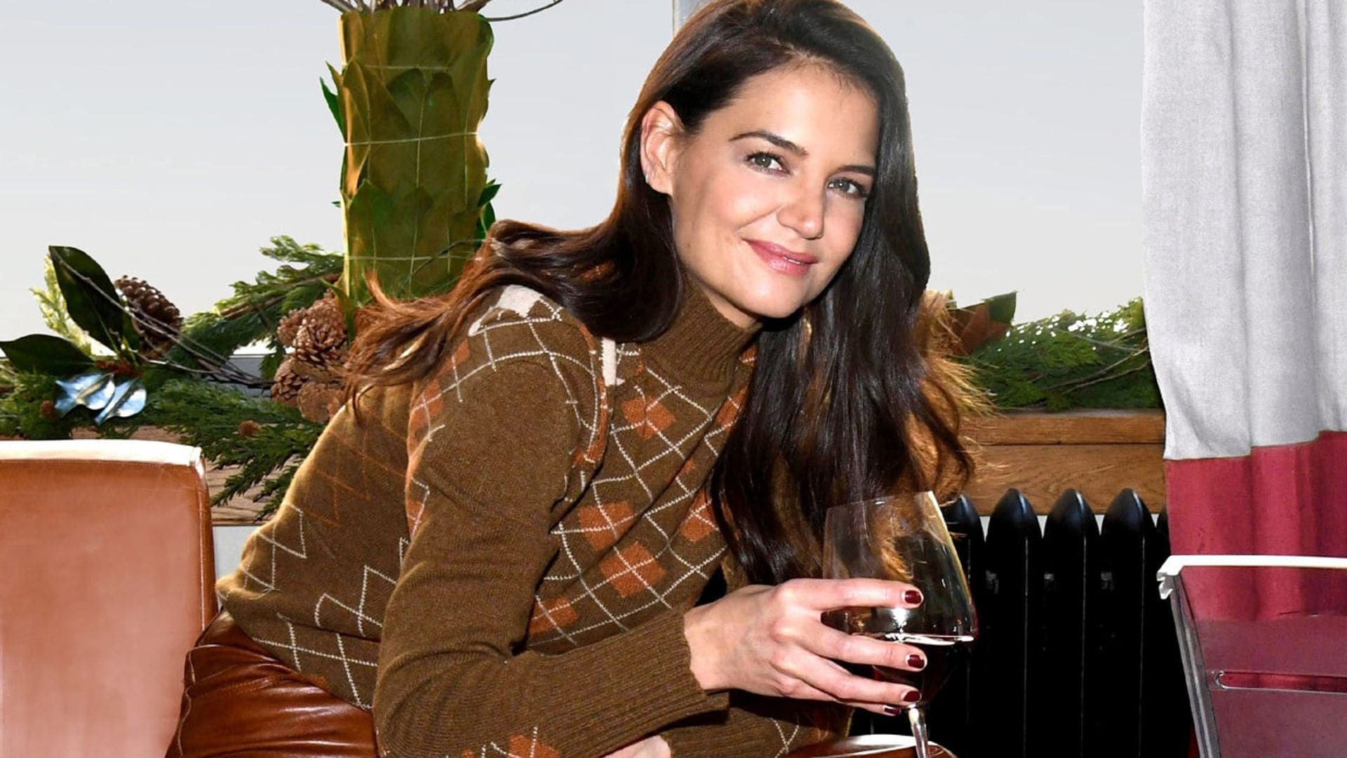 Katie Holmes triunfa con looks perfectos para las chicas que no quieren brillos esta Navidad