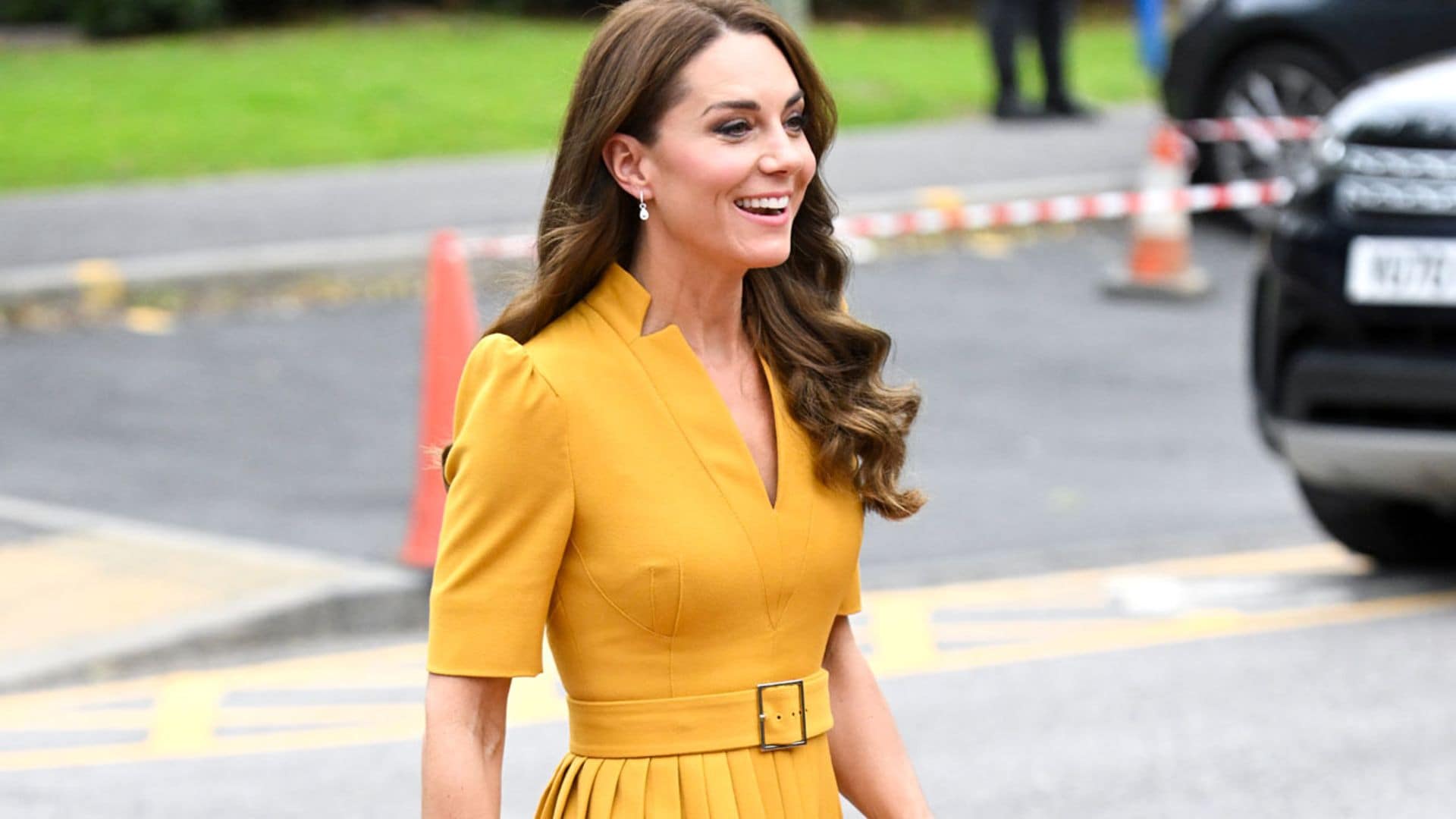 Kate recupera el color con un vestido amarillo de escote 'reina Ana'