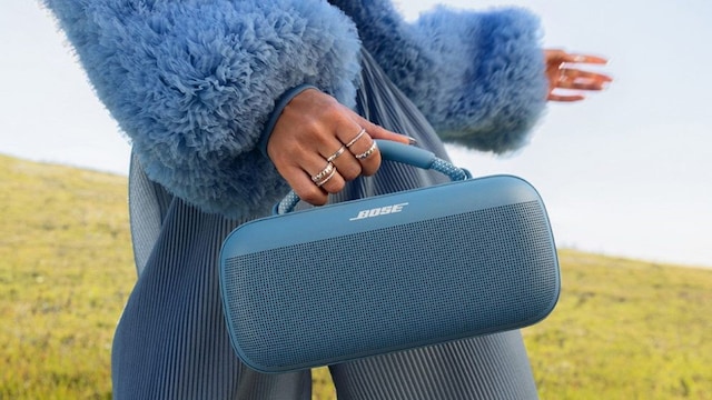 Un chica con un altavoz azul