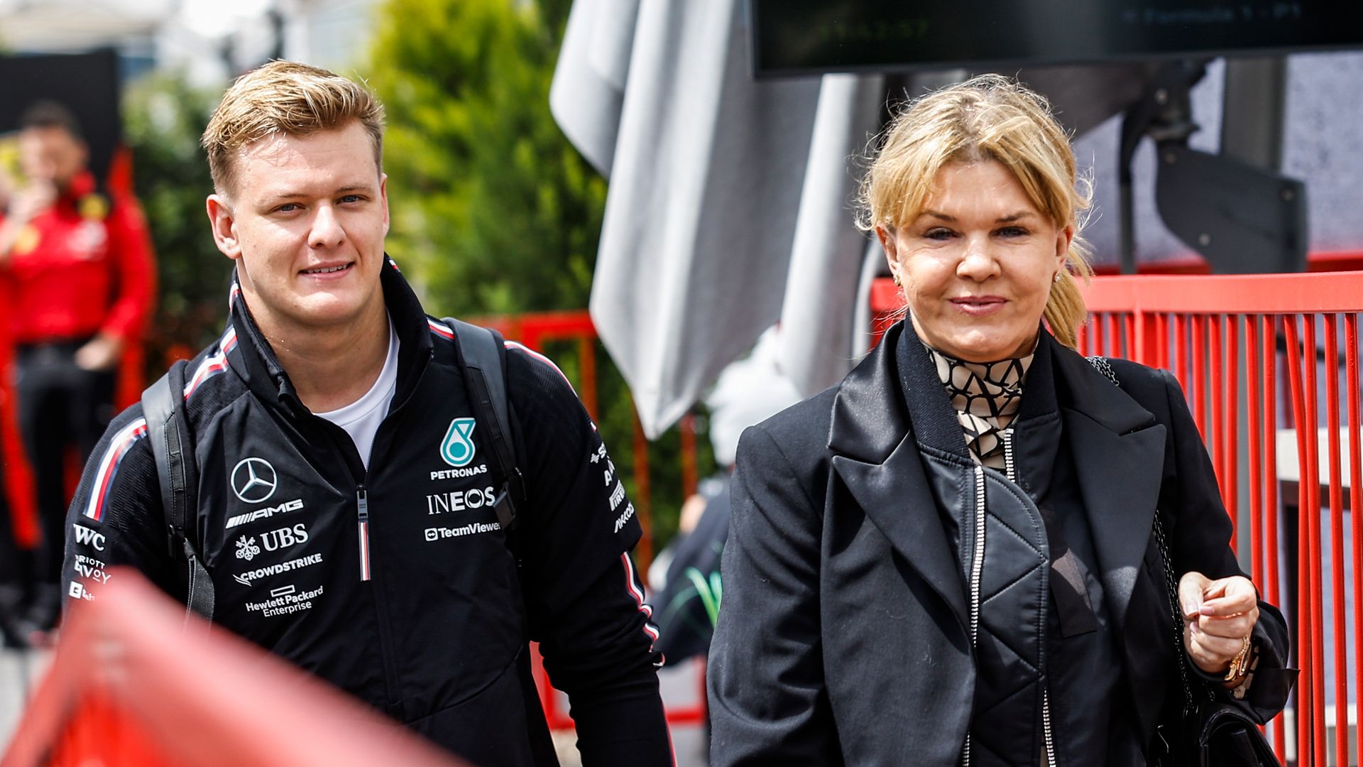 La mujer de Michael Schumacher se enfrenta con un jefe de equipo de F1 para defender a su hijo