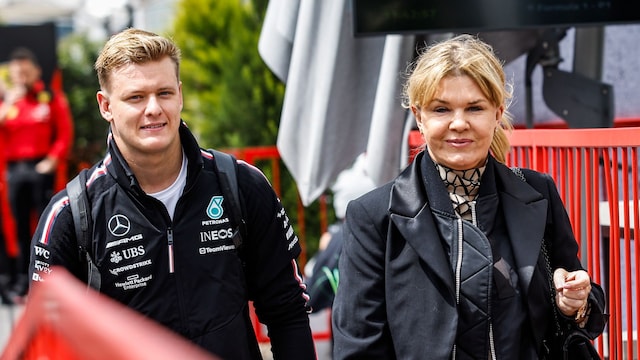 Mick Schumacher con su madre, Corinna Schumacher, en el Gran Premio de Formula 1 Azerbaijan en 2023