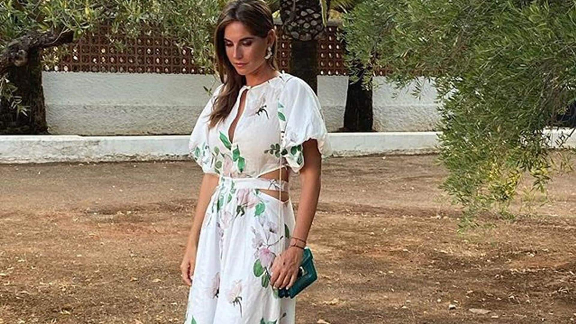 Lourdes Montes se convierte en la invitada perfecta con su vestido 'puffy' de escote lateral