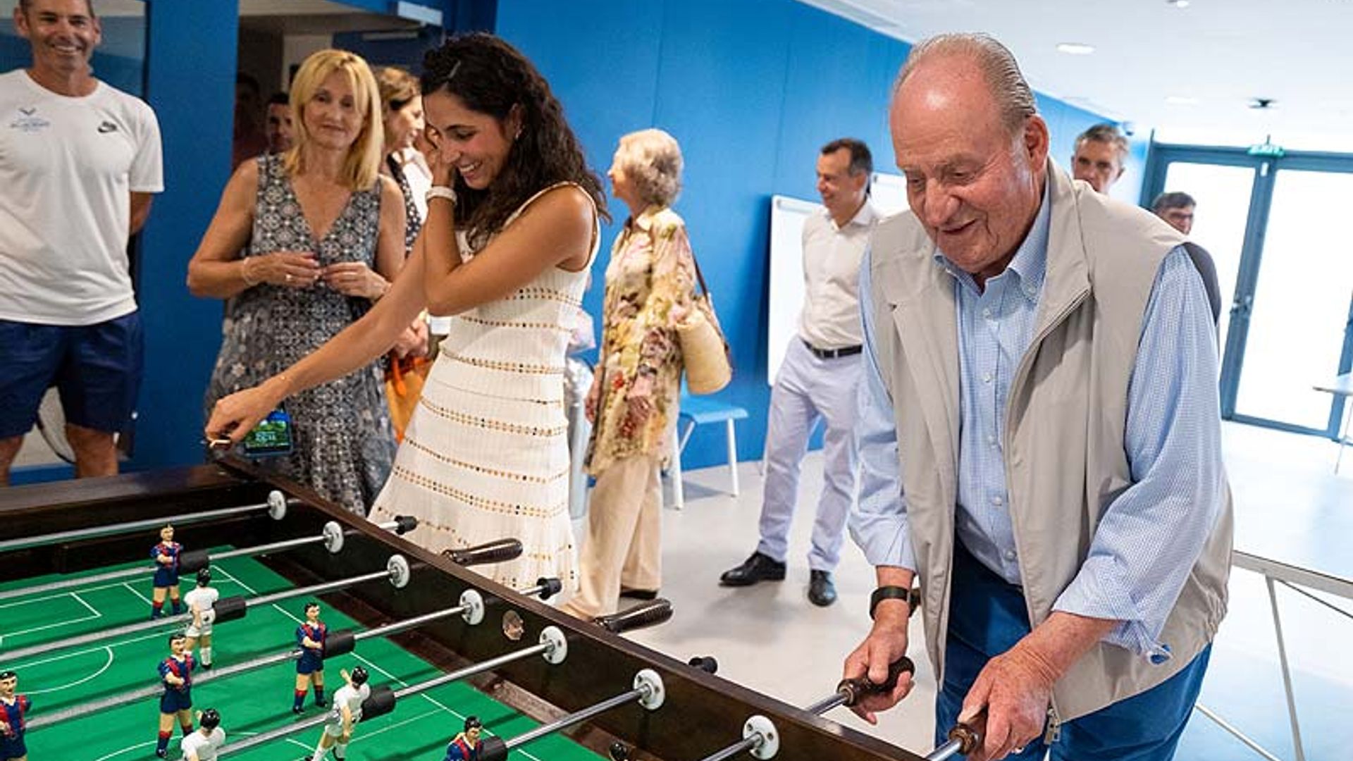 ¿Quién habrá ganado? La divertida partida de futbolín de don Juan Carlos y Mery Perelló