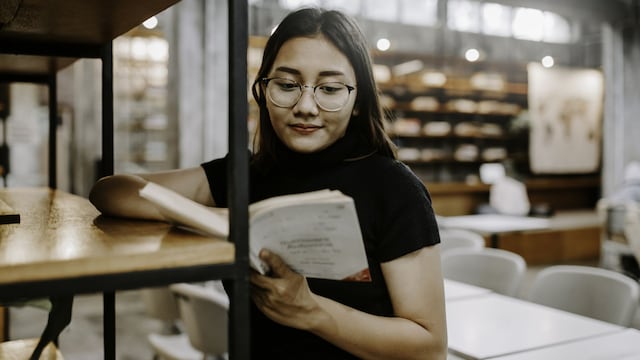 adolescente leyendo biblioteca