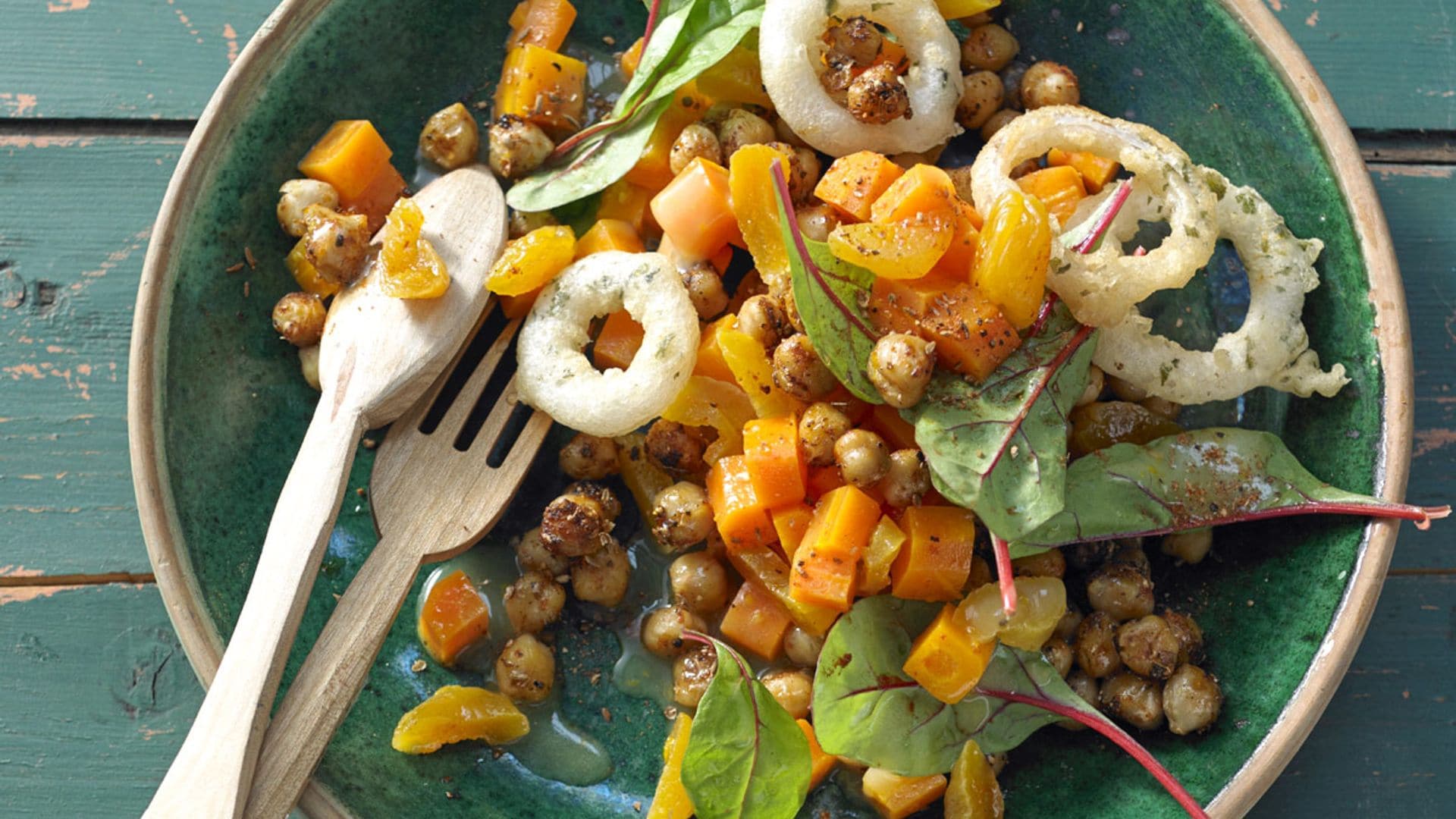 Garbanzos fritos con acelga roja y aros de cebolla crujiente