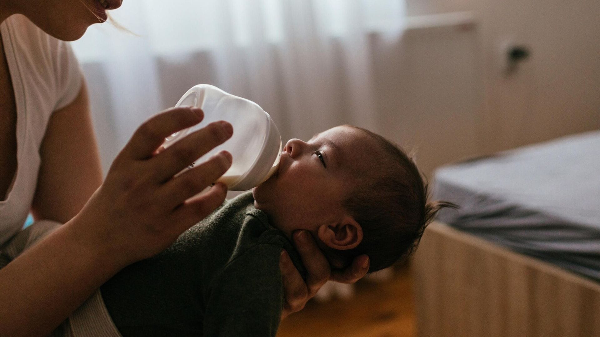 lactancia artificial madre d ndole un biber n a su beb 