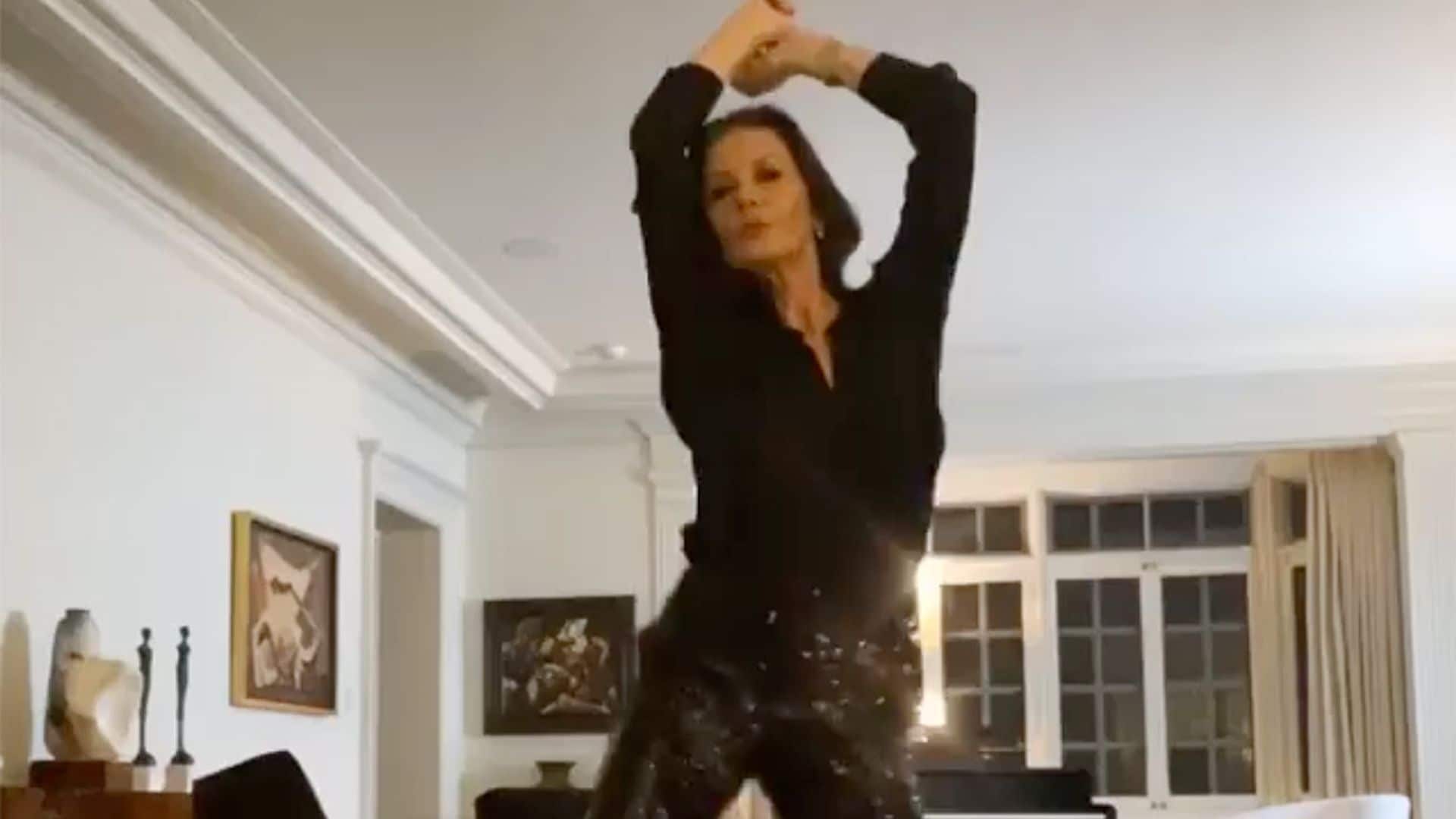 El vídeo de Catherine Zeta-Jones bailando... ¿imitando a Shakira?