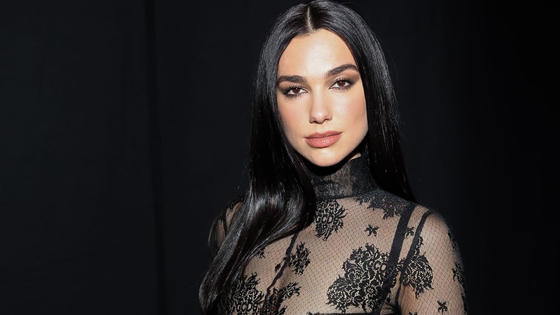 Dua Lipa, la más atrevida del 'front row' italiano con un vestido transparente de encaje