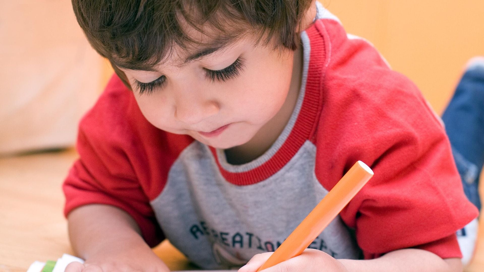 ni o escribiendo con mano izquierda