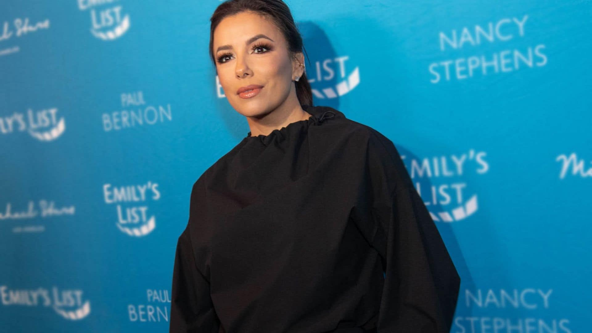 Eva Longoria reinventa su traje negro gracias a este rompedor truco de supermodelo