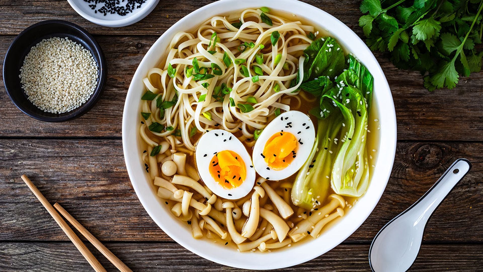 Sopa de tallarines chinos con setas, huevo y pak choi