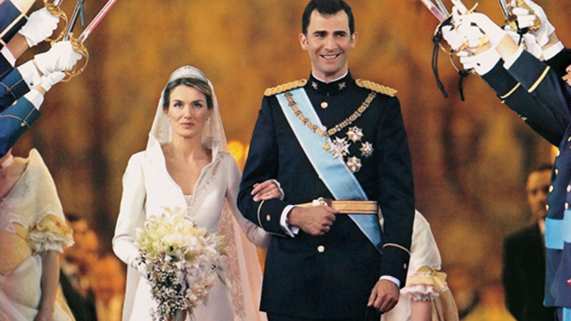 Las réplicas de la tiara y el ramo que llevó doña Letizia el día de su boda se exponen en la Casa ¡HOLA!