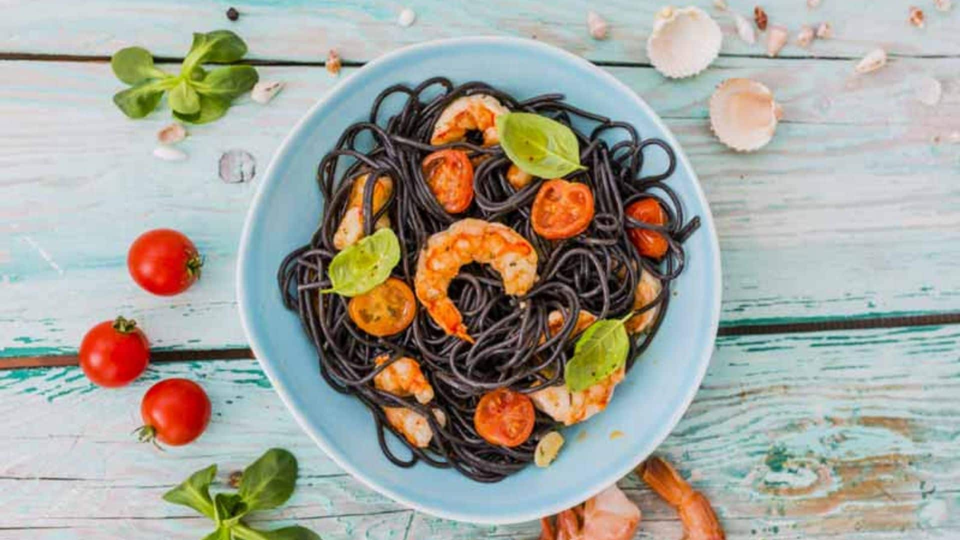 Pasta negra de sepia con langostinos