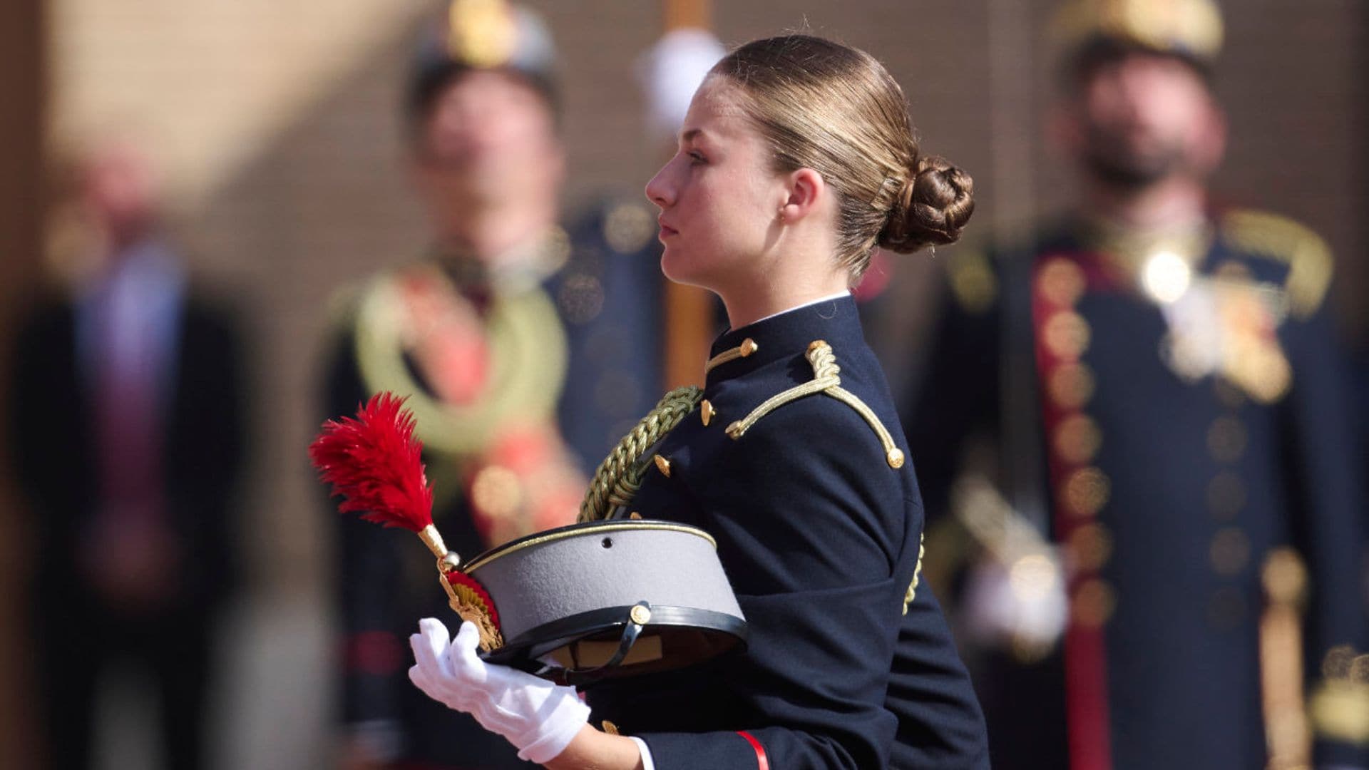 El pulido moño de la princesa Leonor en la jura de bandera y sus otros trenzados militares