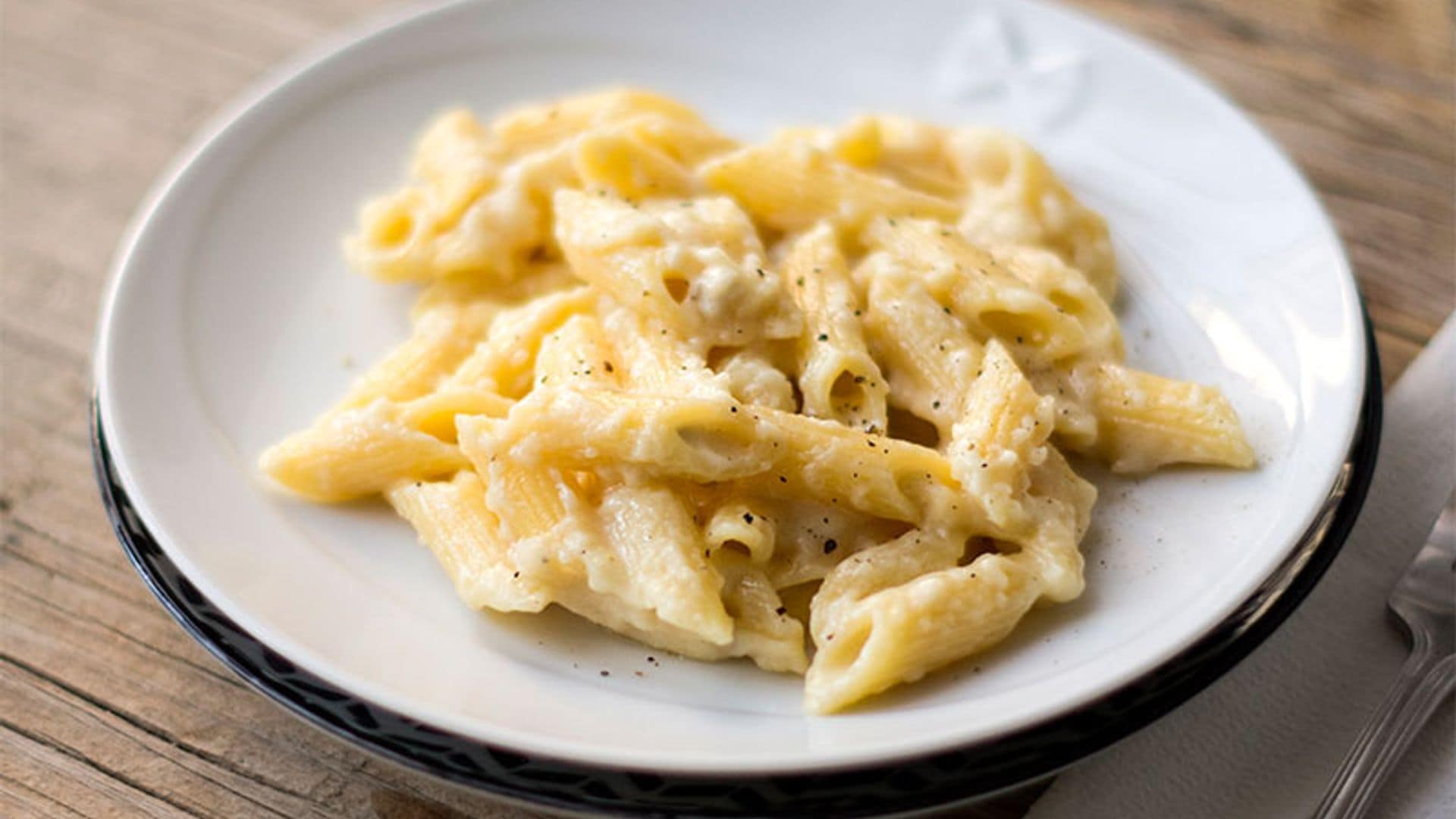 Pasta con salsa de quesos franceses